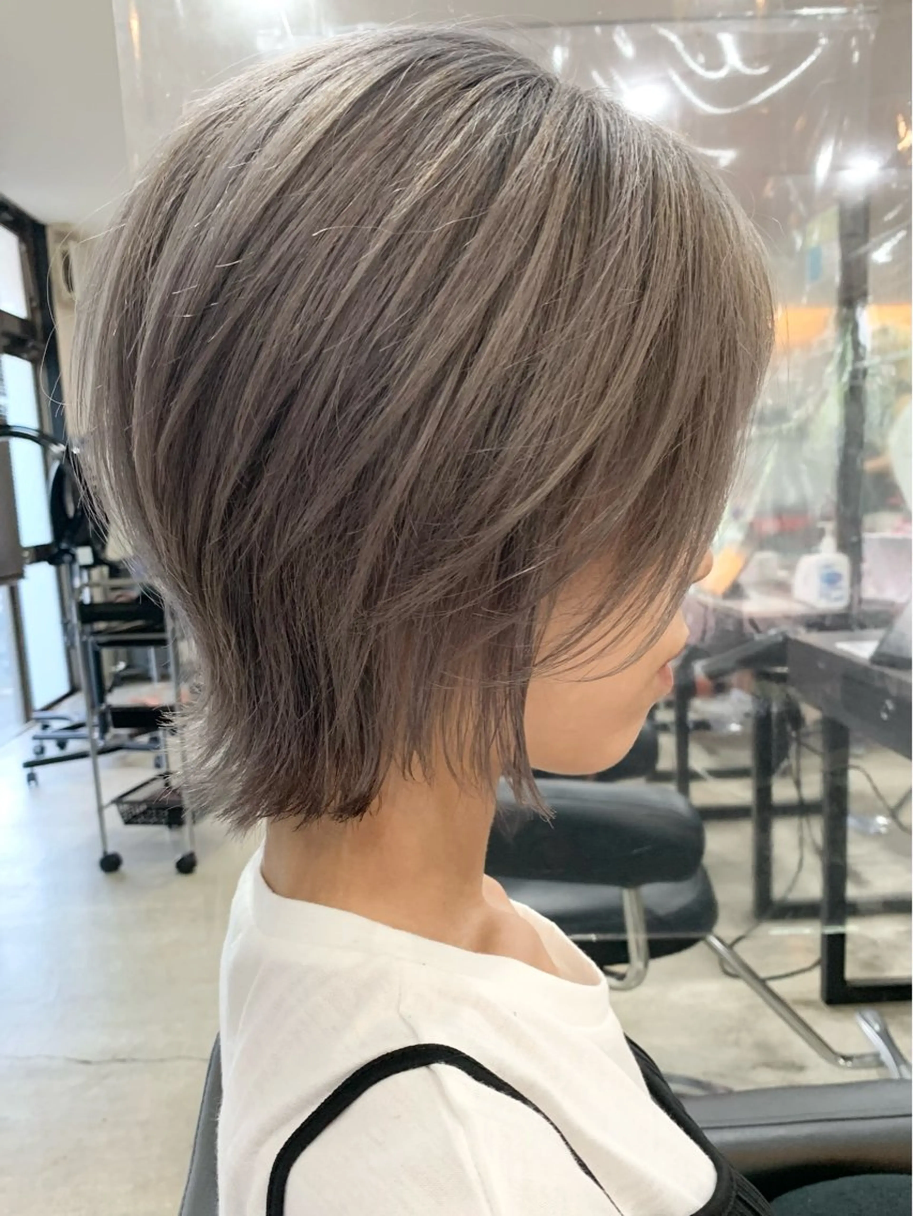 ショート カラー ブリーチ 服部 楓のヘアスタイル
