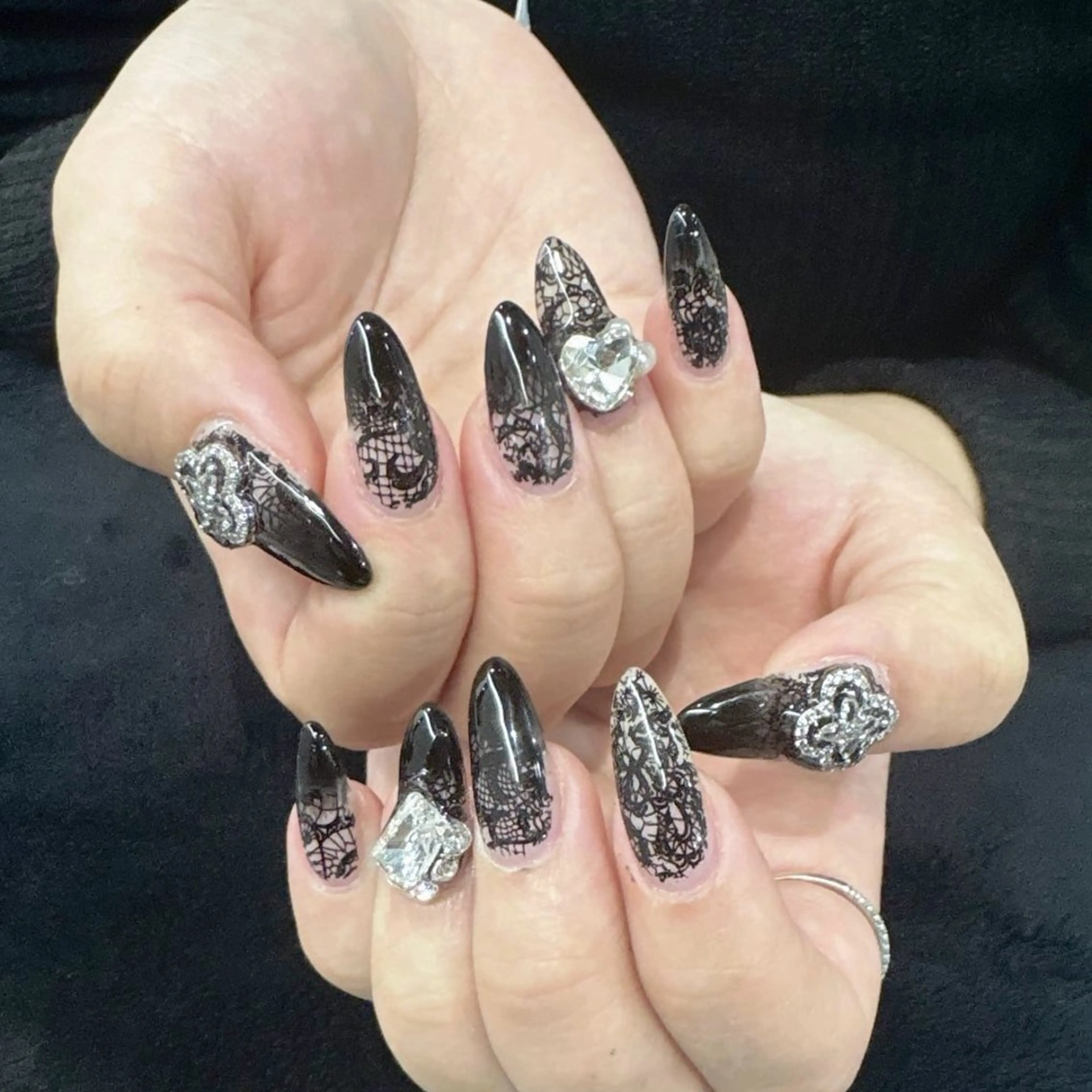 ネイル レース ハンドネイル LIB VALLA Yuri🍭🖤のネイルデザイン