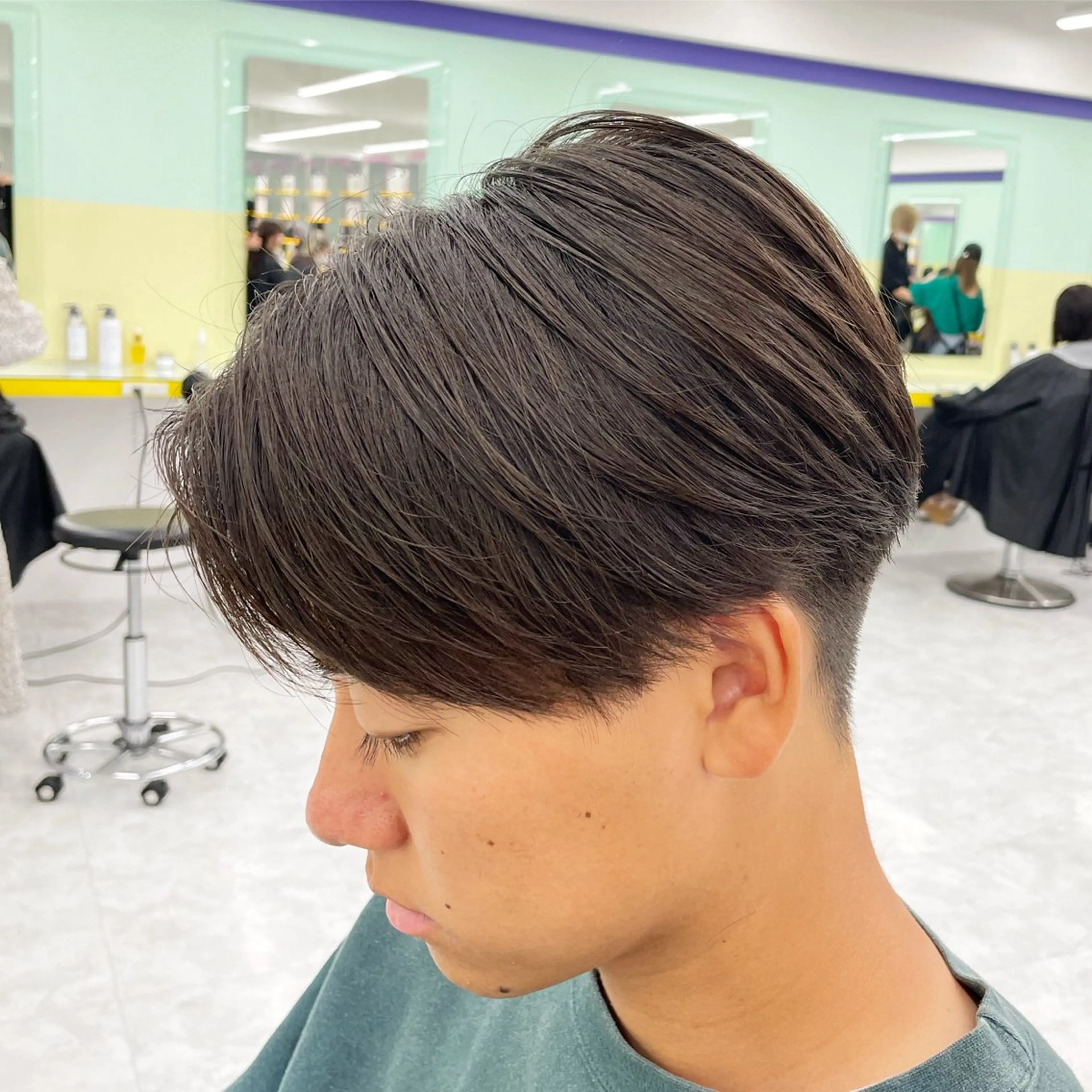 ショート パーマ ヘアアレンジ メンズ センターパート 顔まわりカット の達人のヘアスタイル