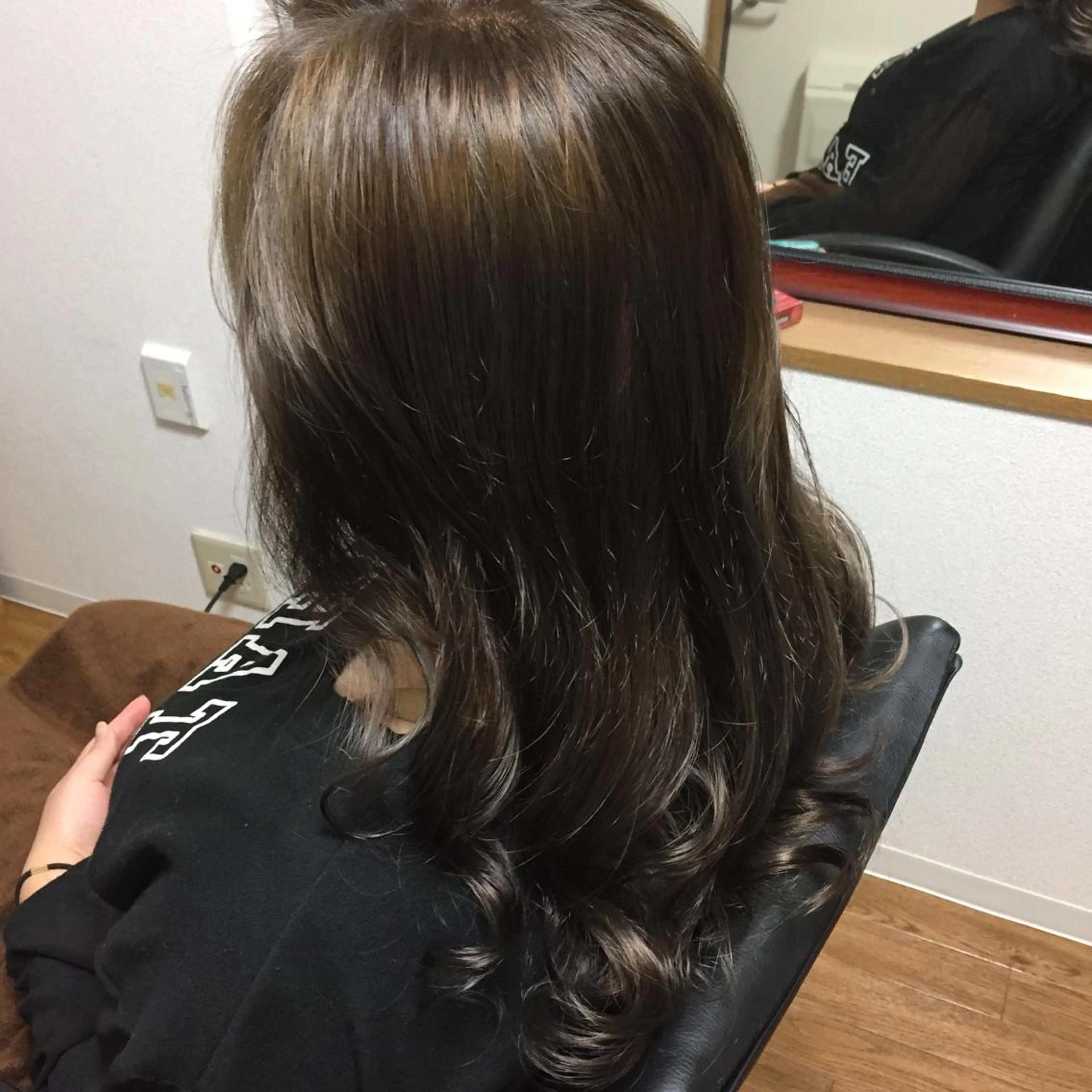ロング カラー ブリーチ グラデーションカラー シルバー じょん 。のヘアスタイル