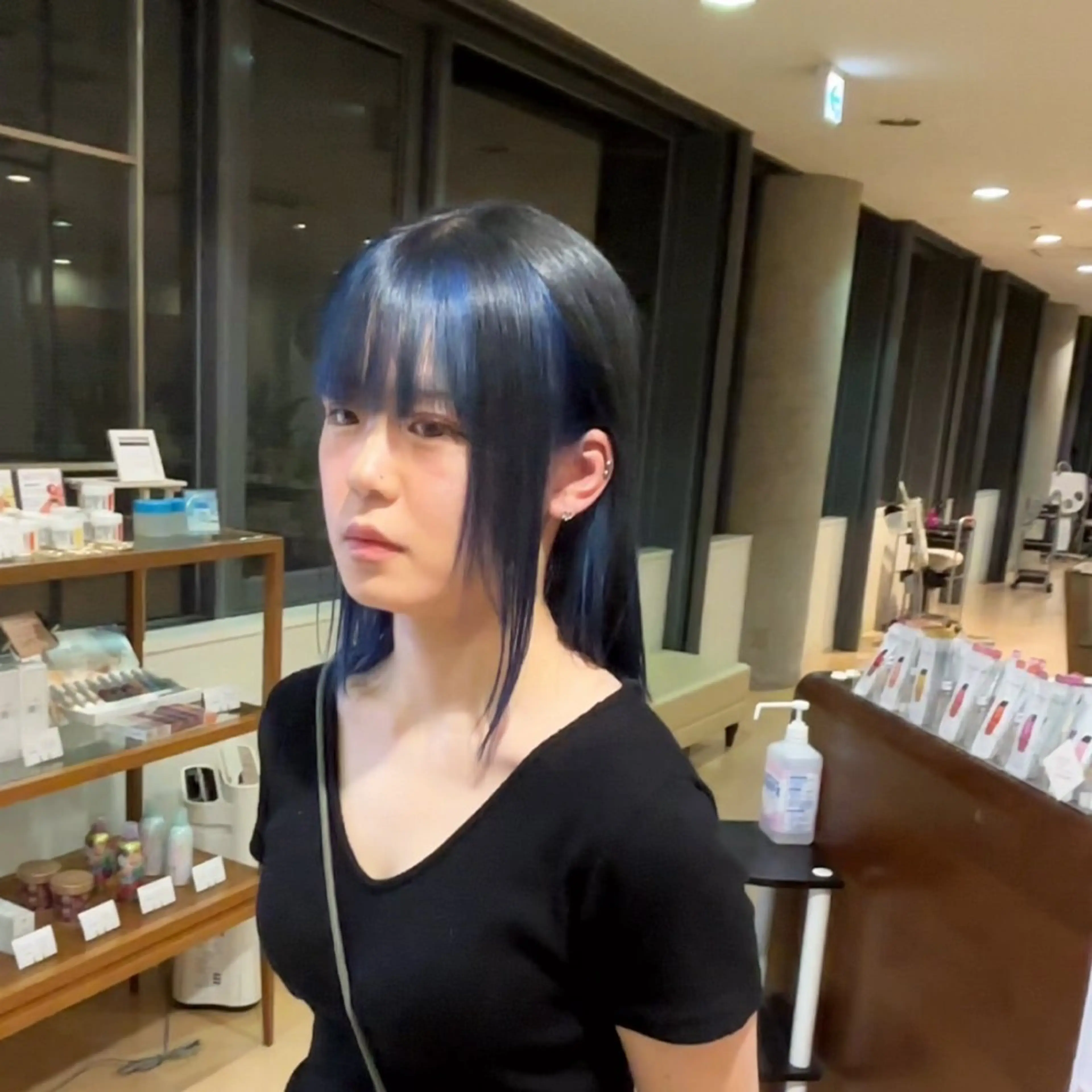 ミディアム カラー 黒髪 ブルーカラー aura所属・CONAN｜盛岡ボブ 特化/タッセルボブのヘアスタイル