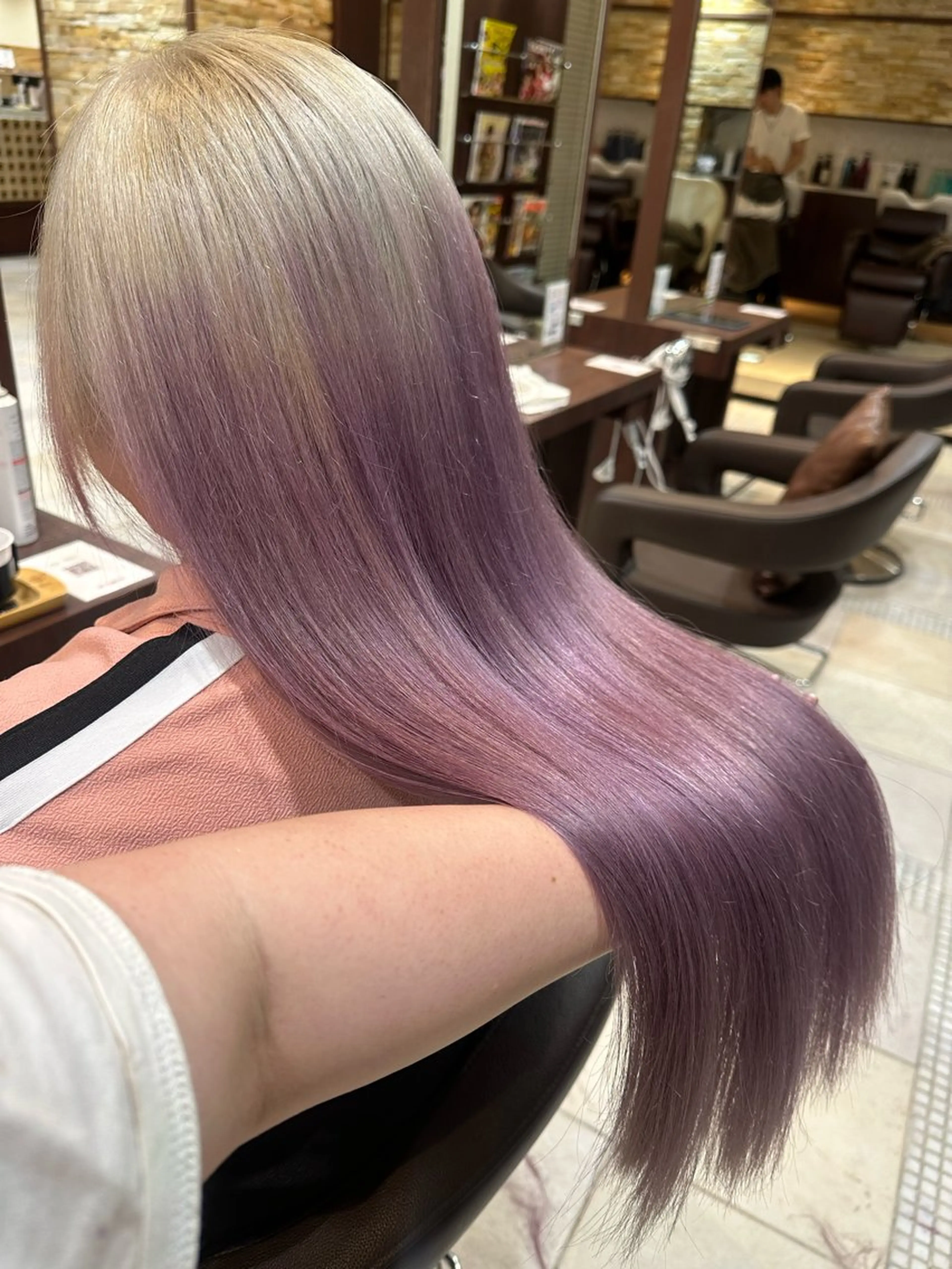 ロング カラー 池田凛/ ハイトーンカラーのヘアスタイル