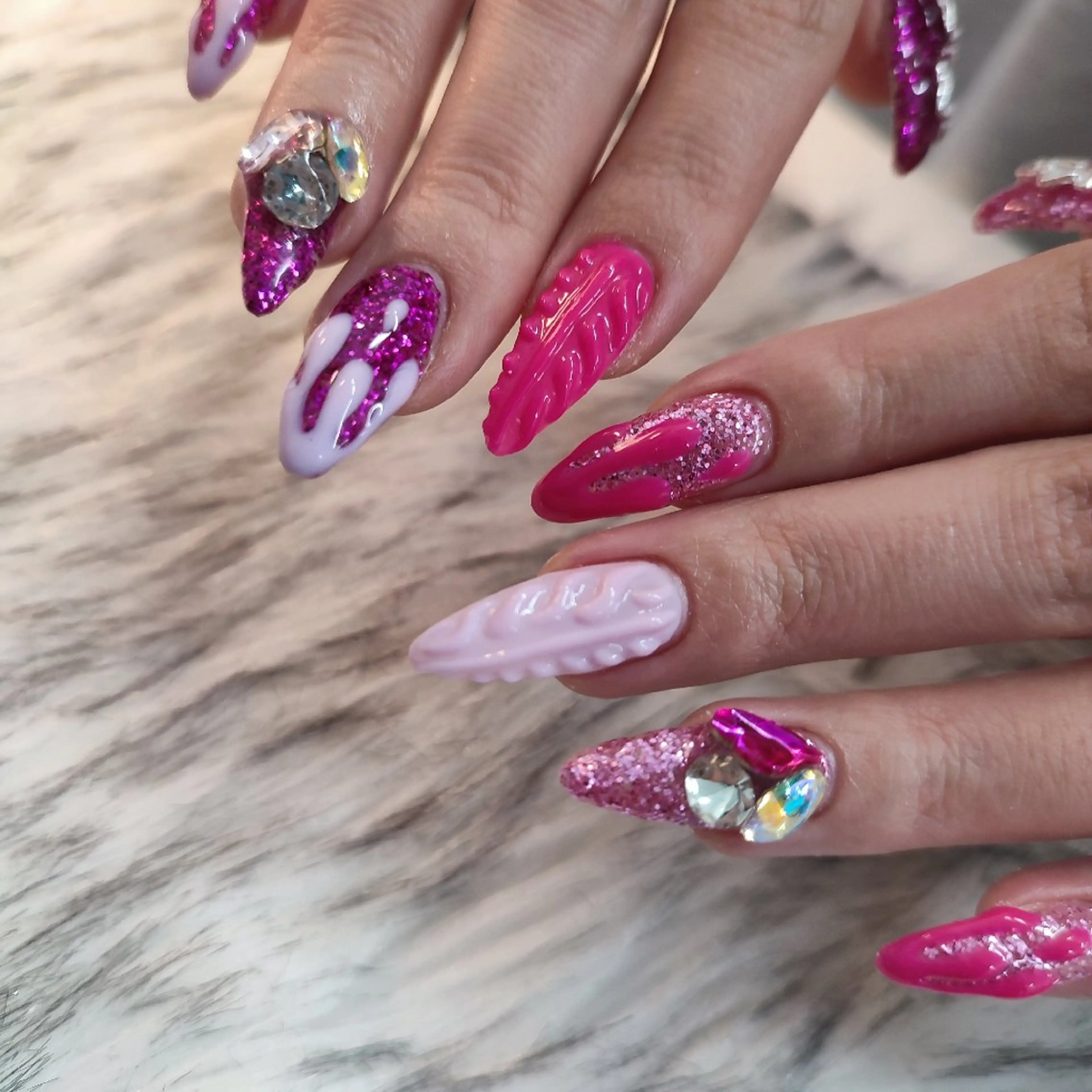 ネイル ハンドネイル RUNWAY 　　の眉毛・アイブロウイメージ