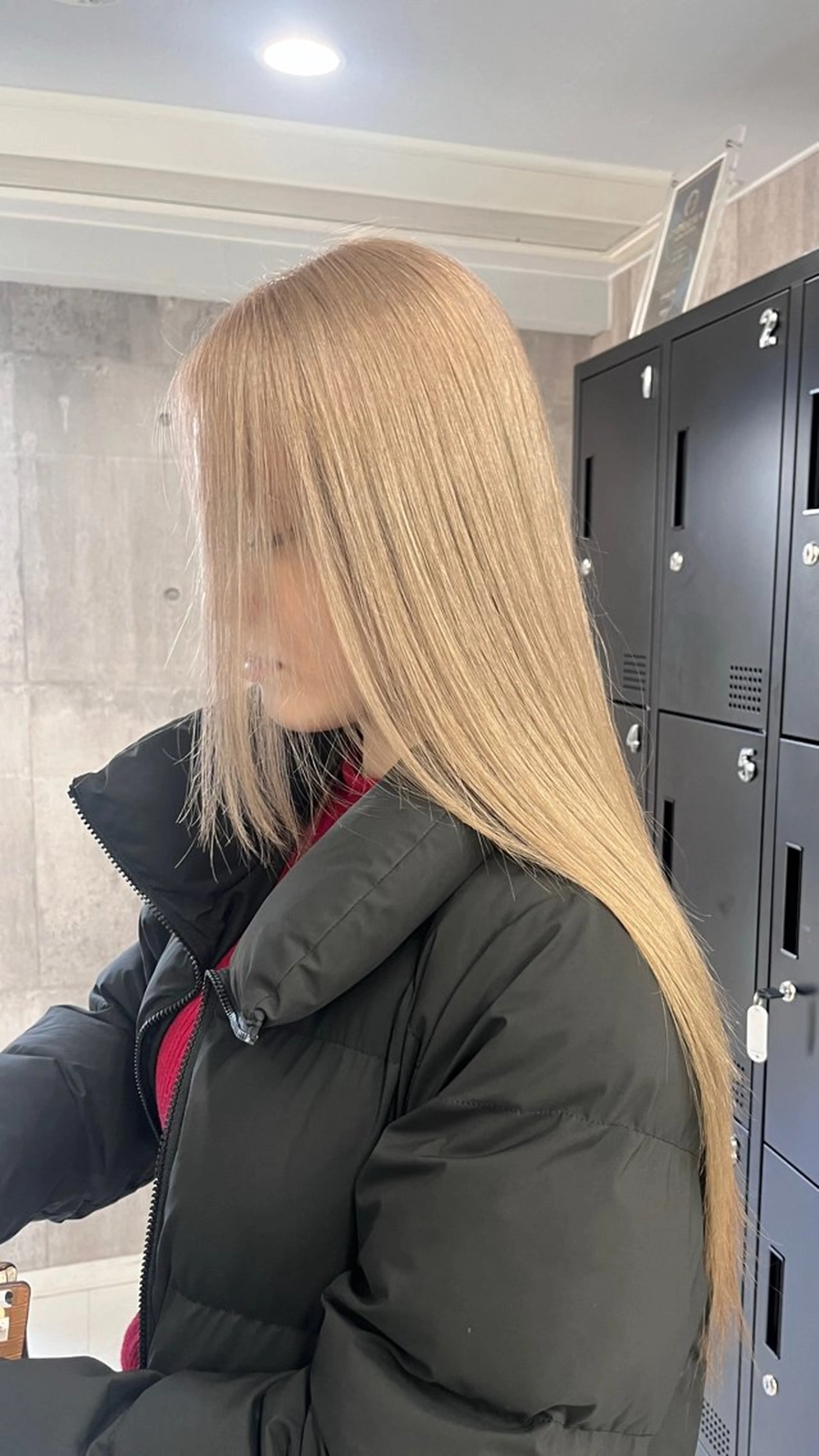 セミロング カラー 🎨𖥔ׁTOMO♡ ゆるふわハイトーンのヘアスタイル