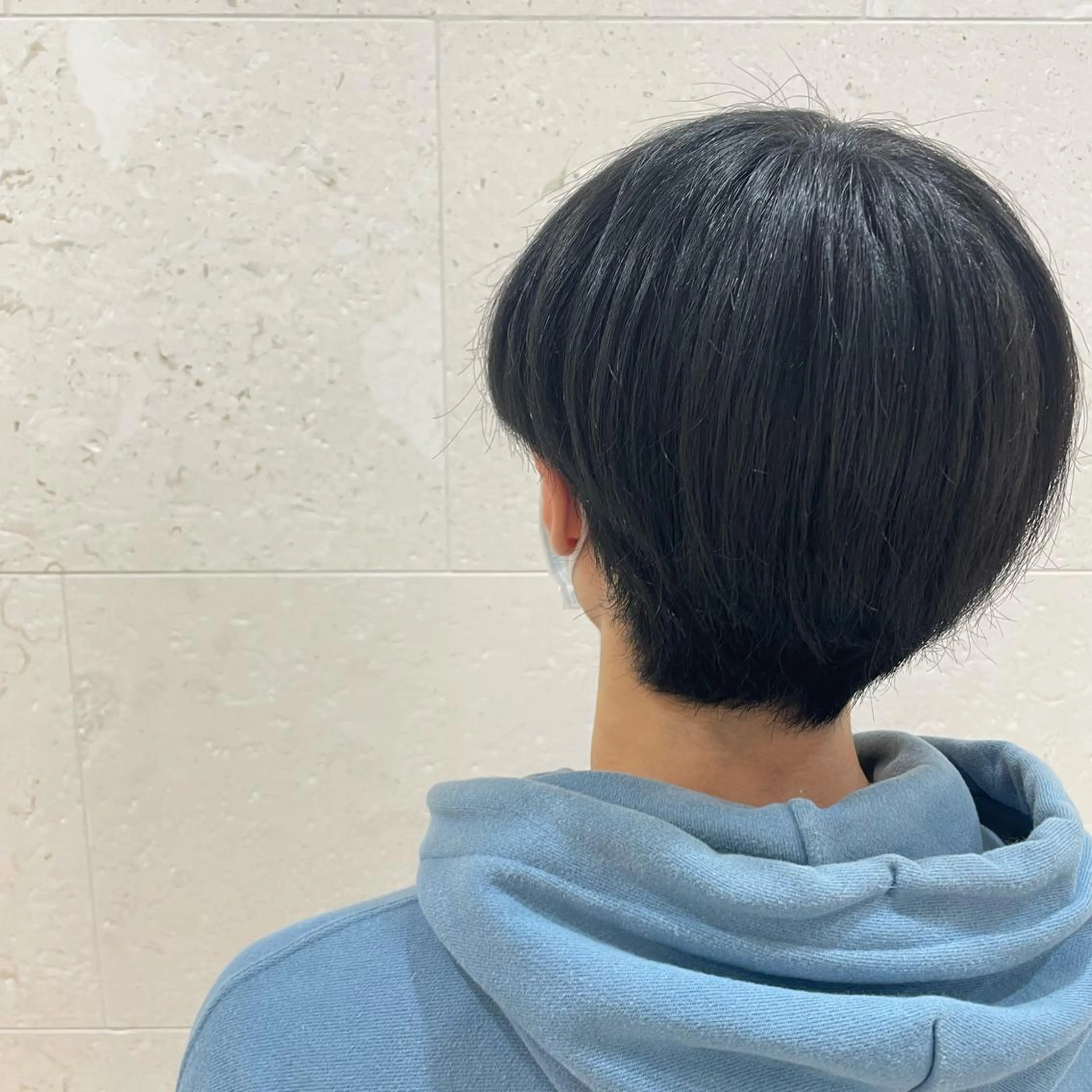 ショート カラー メンズ 黒髪 ブルーカラー ブルーブラック 安田 柚月のヘアスタイル