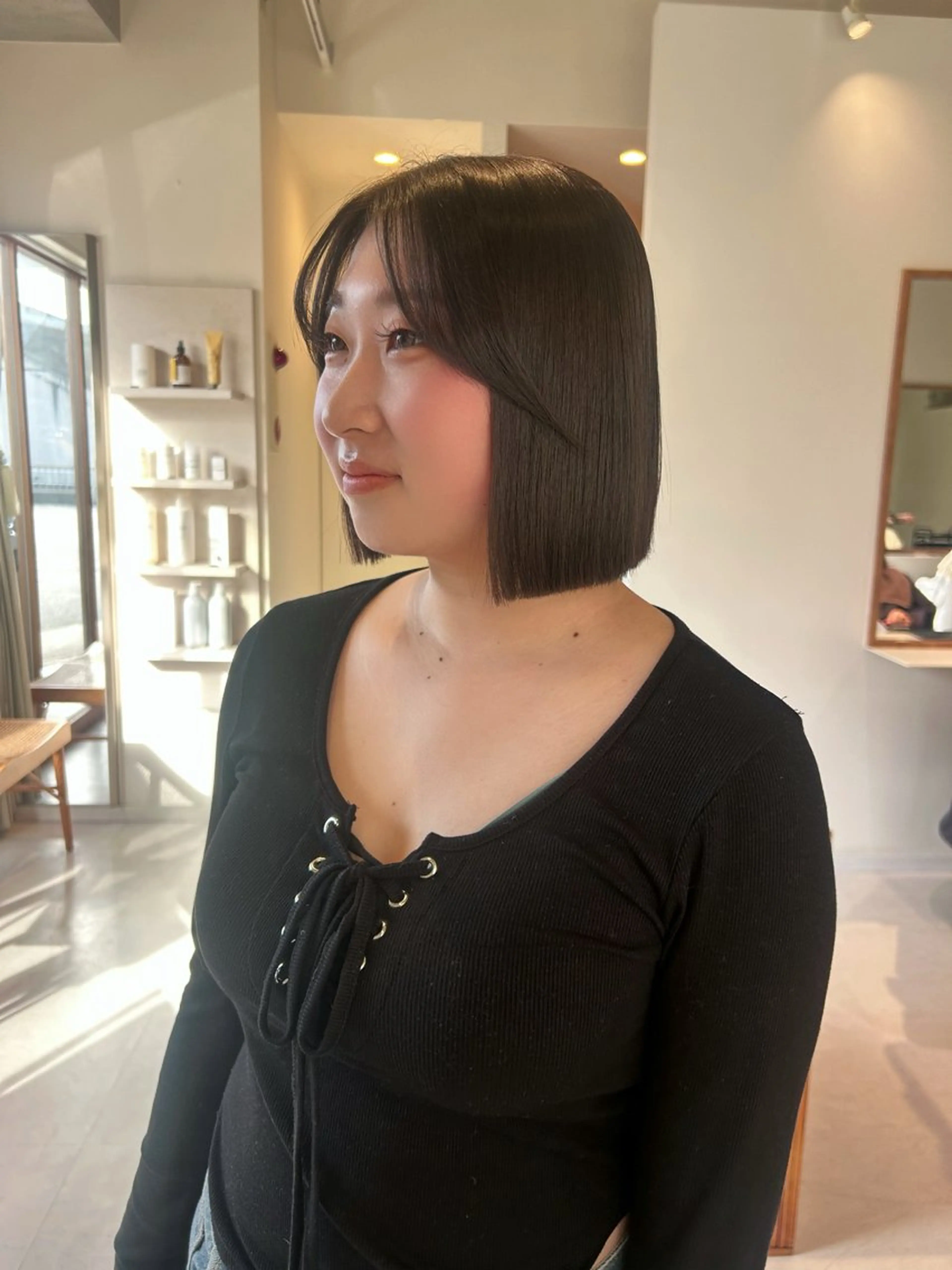 ショート 切りっぱなしボブ ボブ くせ毛 縮毛矯正 カット 縮毛矯正 トリートメント レイヤーカット/ツヤ 縮毛矯正/アチワのヘアスタイル