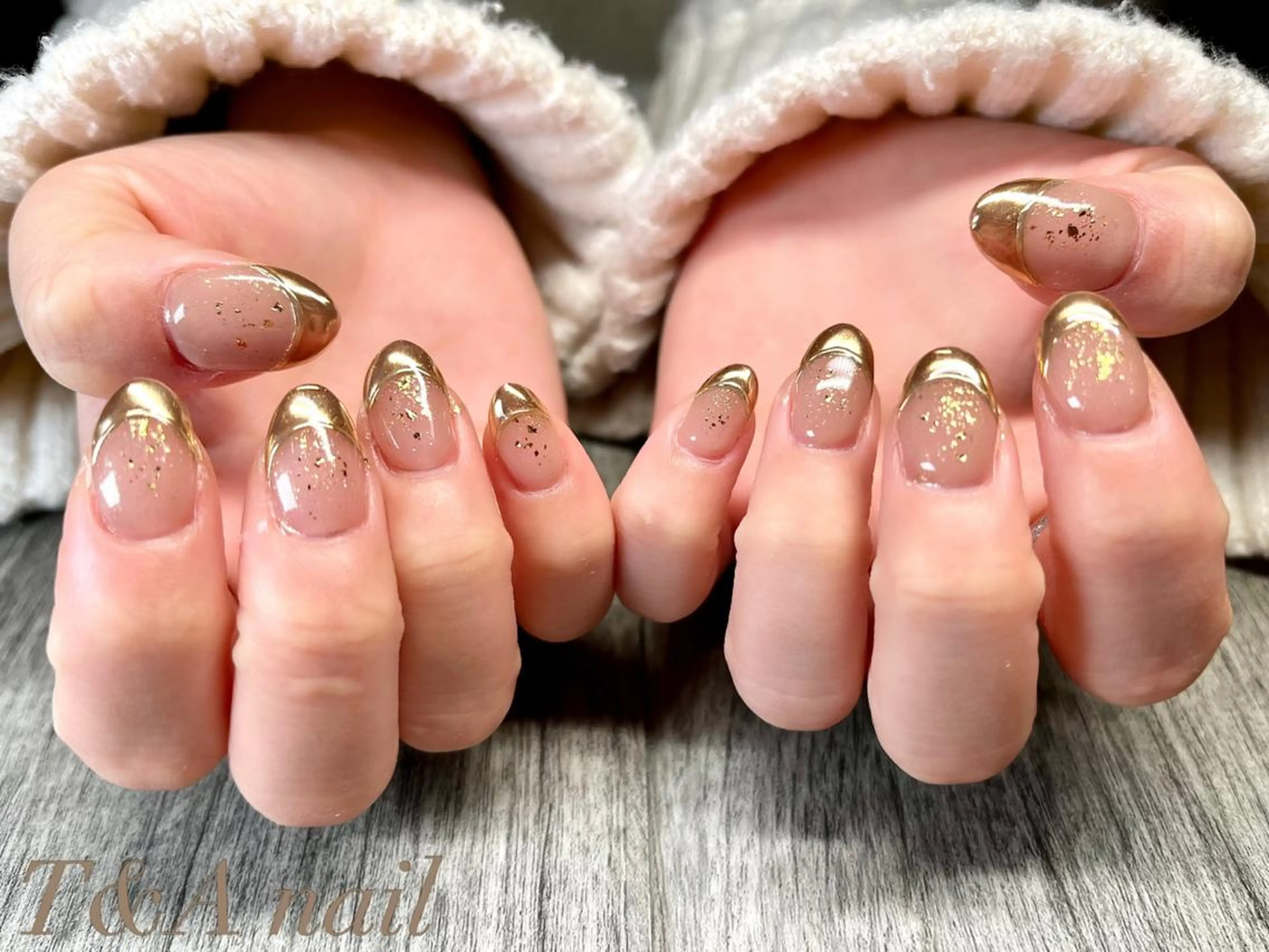ミディアム ネイル 長さ出し フレンチネイル ジェルネイル ゴールド ニュアンスネイル ハンドネイル T&A nailのネイルデザイン