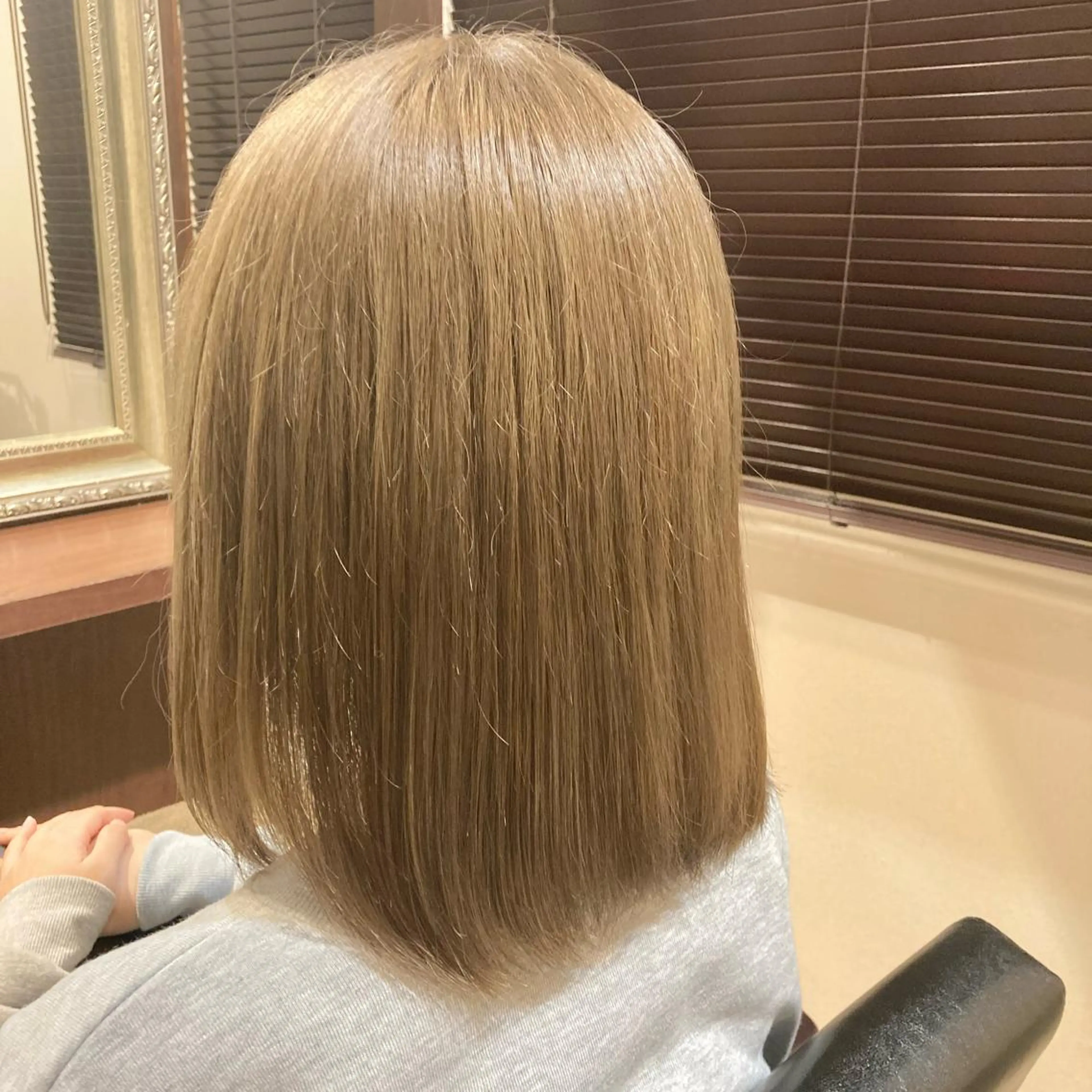 ミディアム カラー ベージュカラー オリーブベージュ 片柳 美友季のヘアスタイル