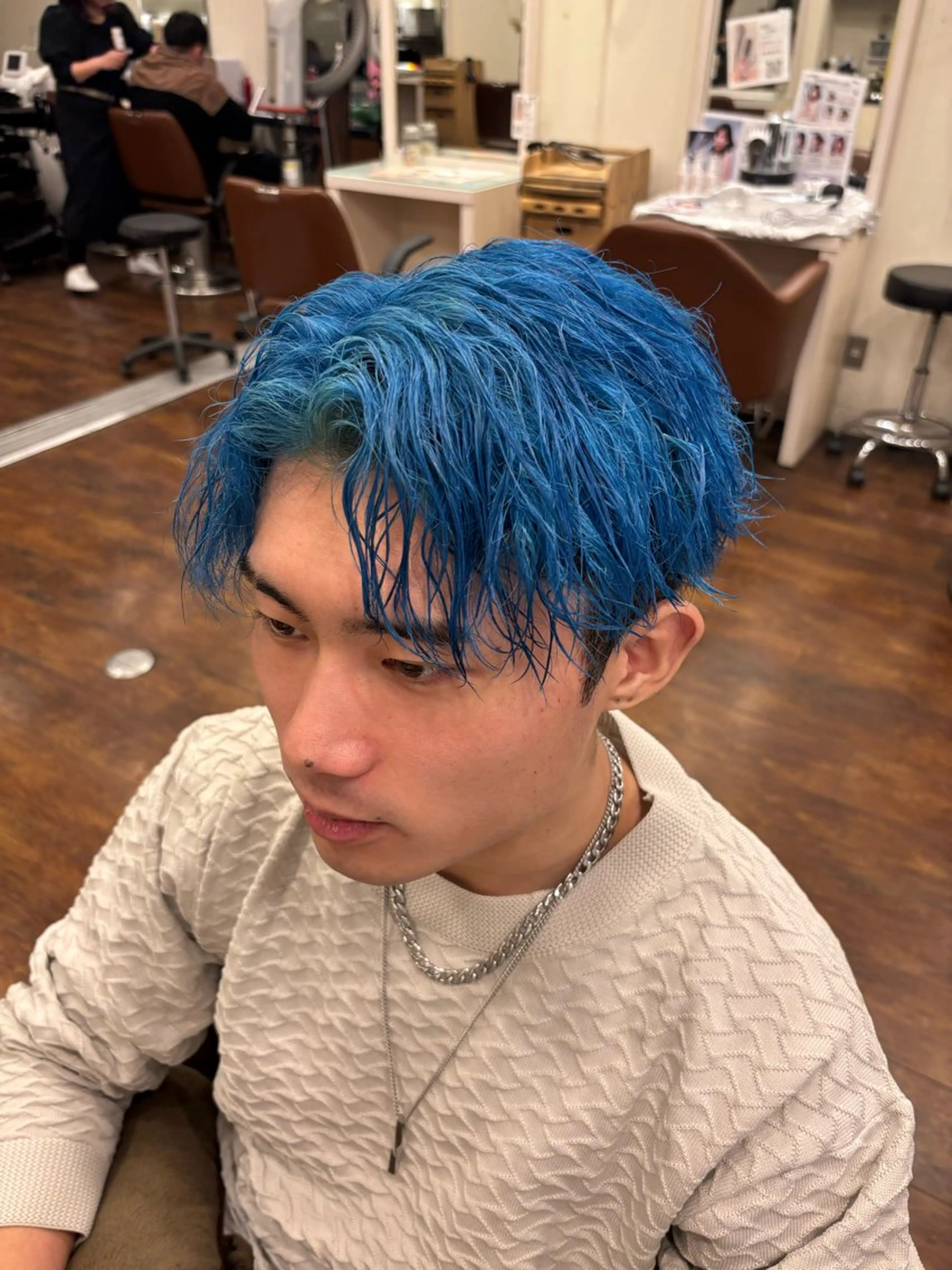 ショート カラー メンズ センターパート 波巻きパーマ アクアカラー ブルーカラー カット ヘアカラー 井上 悠人のヘアスタイル