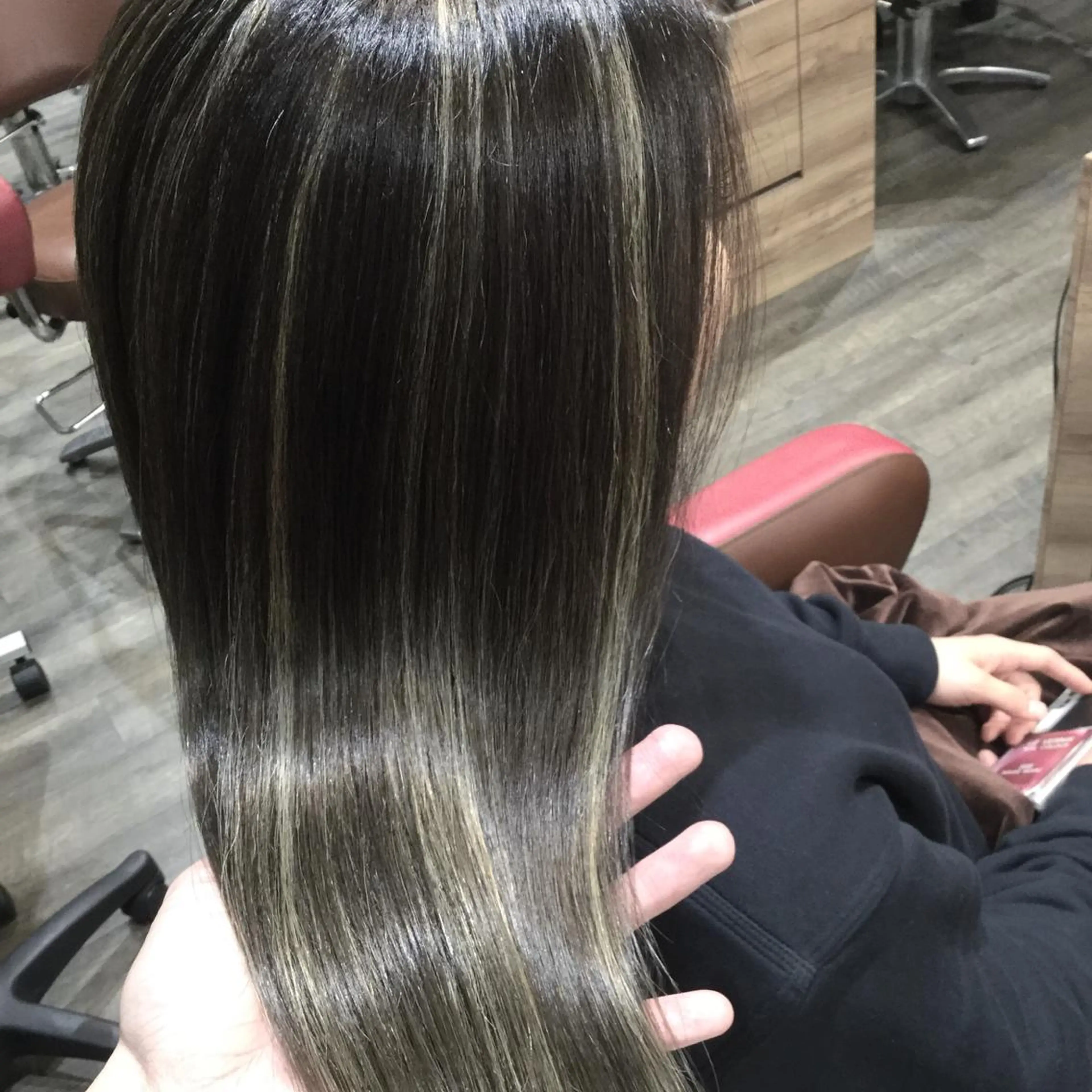 ミディアム カラー アッシュ アッシュグレー アッシュグレージュ バレイヤージュ ベージュカラー AMI Hair  supply所属・髪質改善カラー 韓国風レイヤーのヘアスタイル