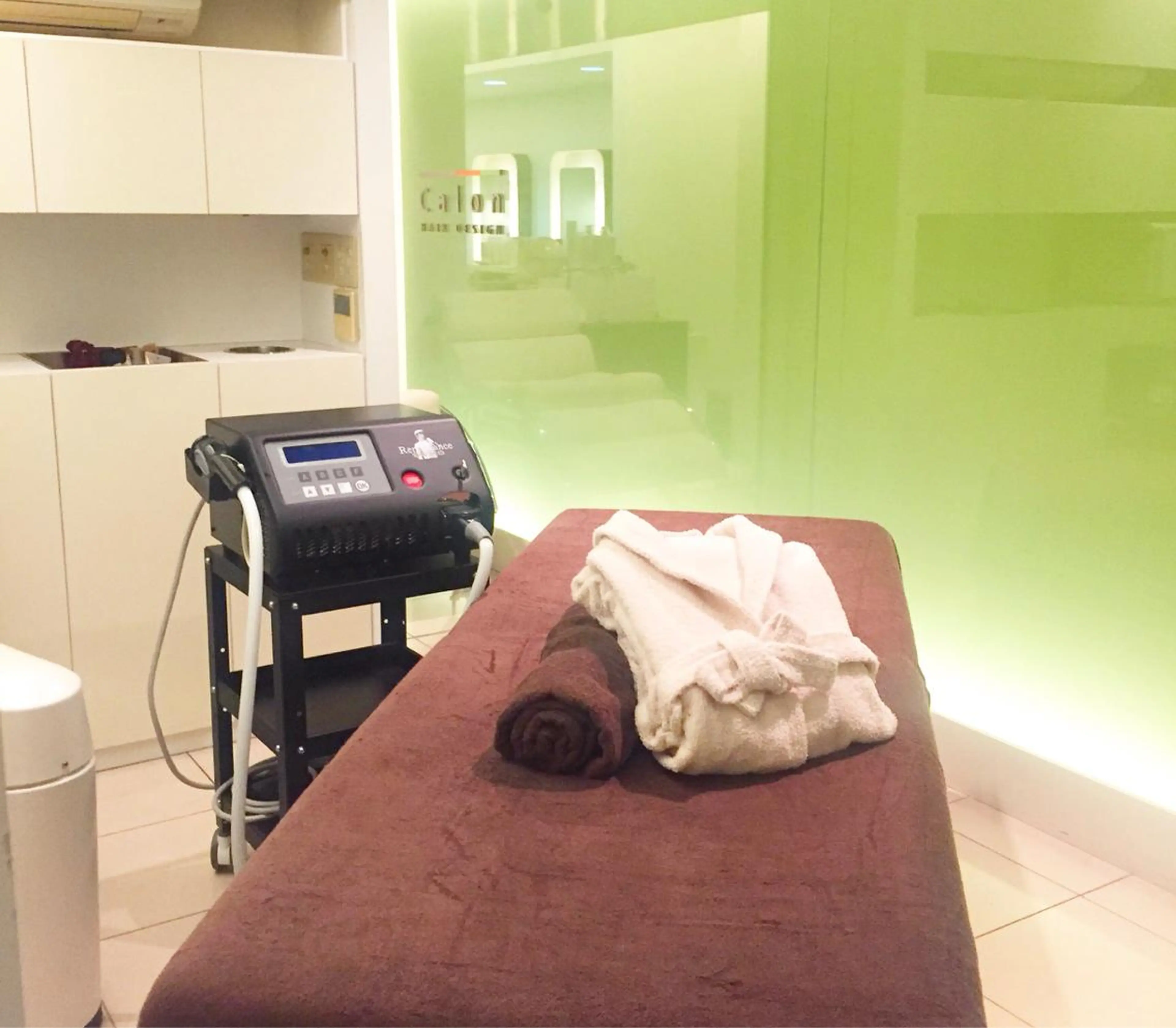 左右の手の指10本全てを施術致します。前日にシェービングを済ましてご来店下さいませ。の写真