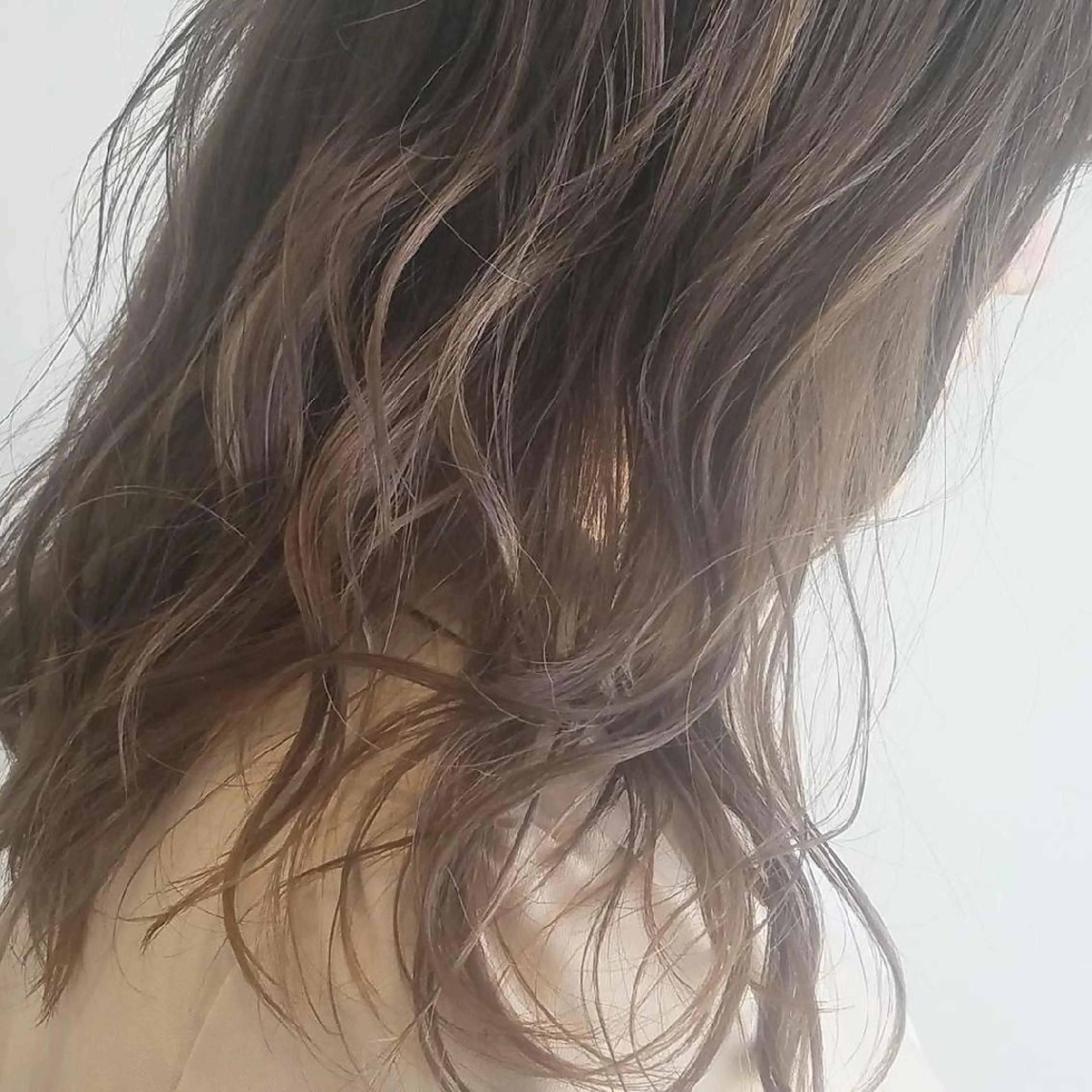 セミロング カラー アッシュ ベージュカラー 透明感カラー iplus まつげ、眉毛、耳つぼのマツエク・マツパデザイン