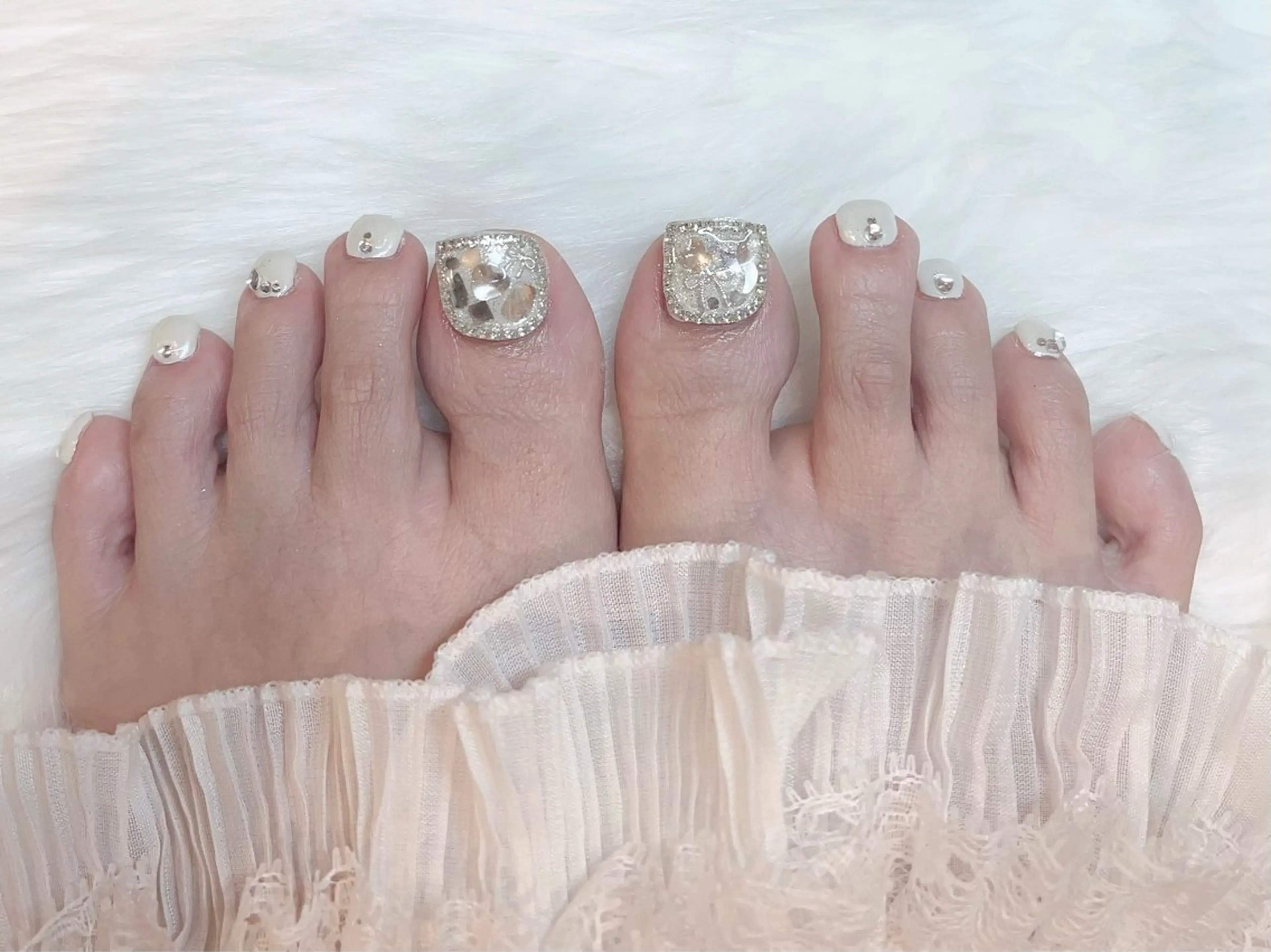 ネイル キラキラネイル 韓国ネイル マグネットネイル 春ネイル ワンホンネイル フットネイル RUBY Nail 日暮里店のネイルデザイン