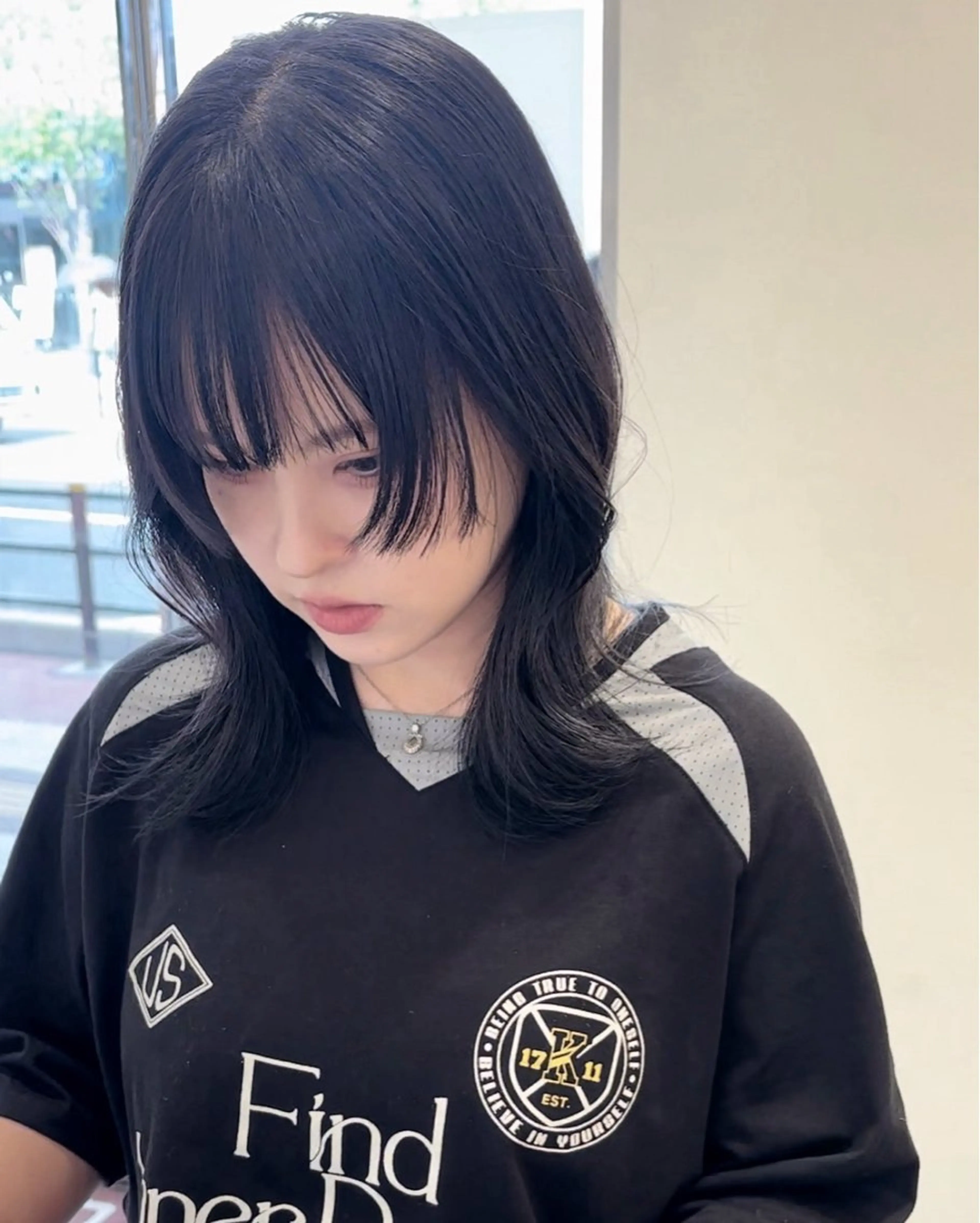 セミロング カラー 黒髪 ブリーチ ブルーカラー ブルーブラック ケアブリーチ カット ヘアカラー ケアブリーチ 坪井佑樹のヘアスタイル