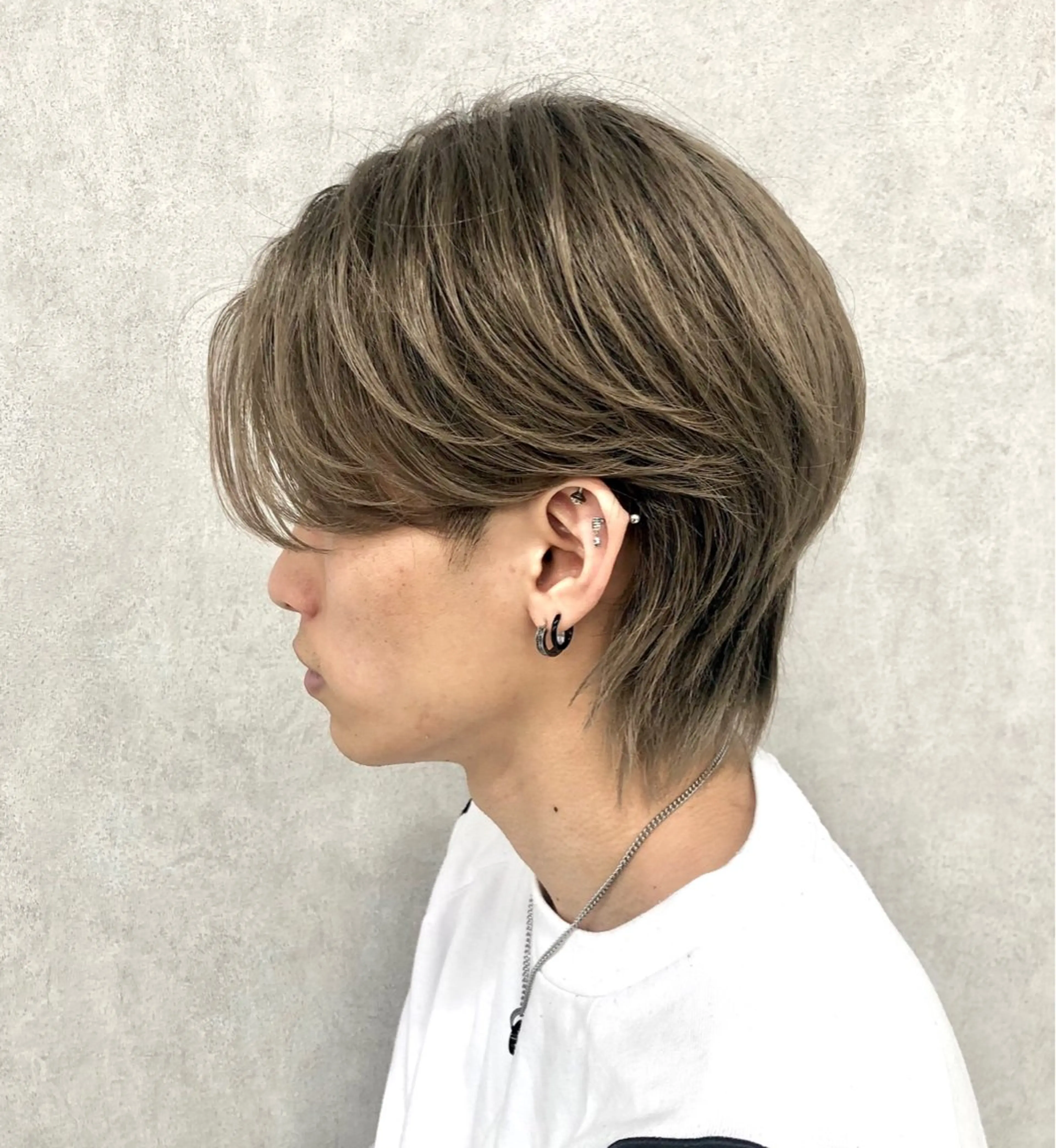 カラー メンズ メンズブリーチ センターパート メンズウルフカット ベージュカラー ブリーチ カット ヘアカラー パーマ ショート、韓国メンズ ヘアのかつらぎのヘアスタイル