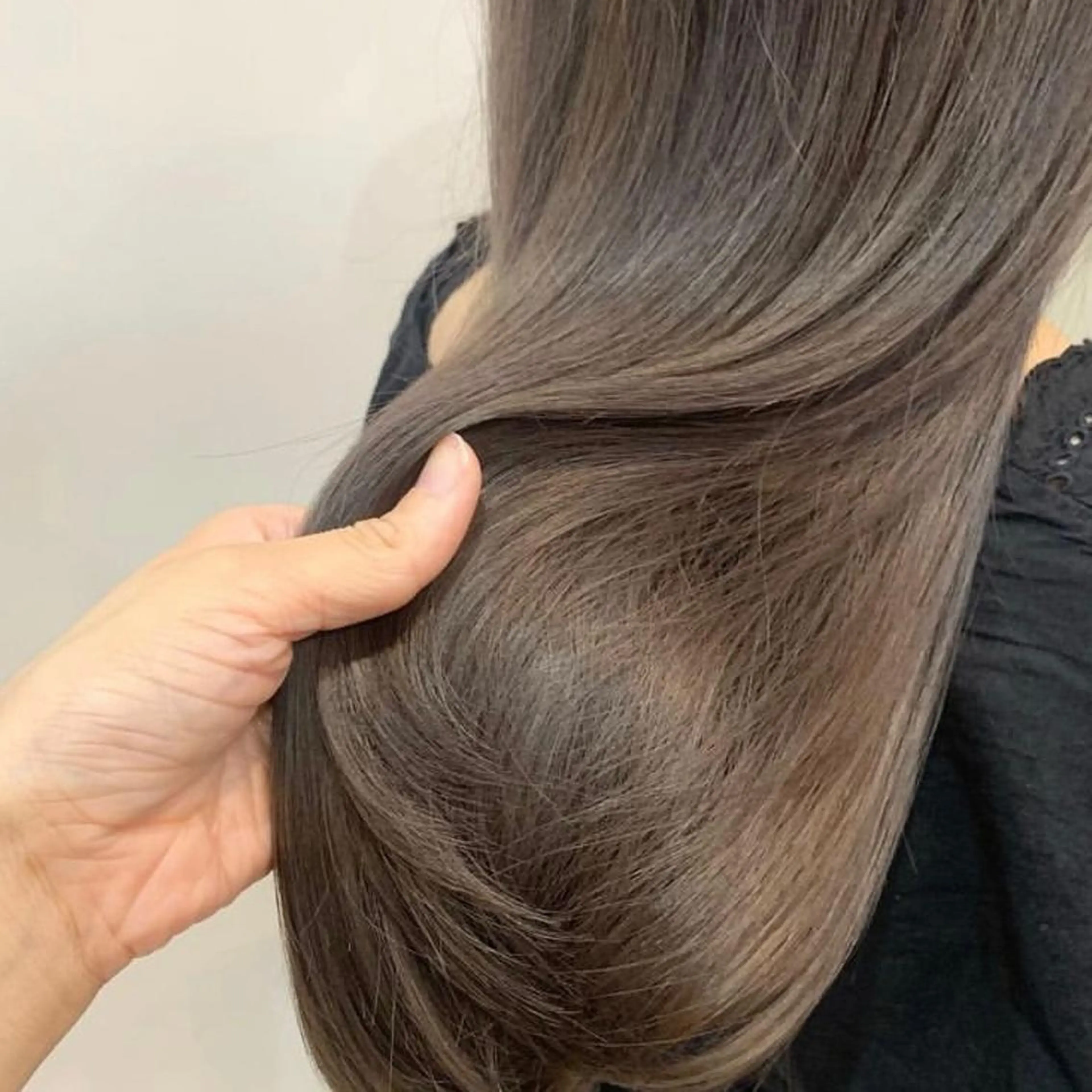 ロング カラー グレージュ あやめ【顔まわり/レ イヤー/柔らかカラ】のヘアスタイル