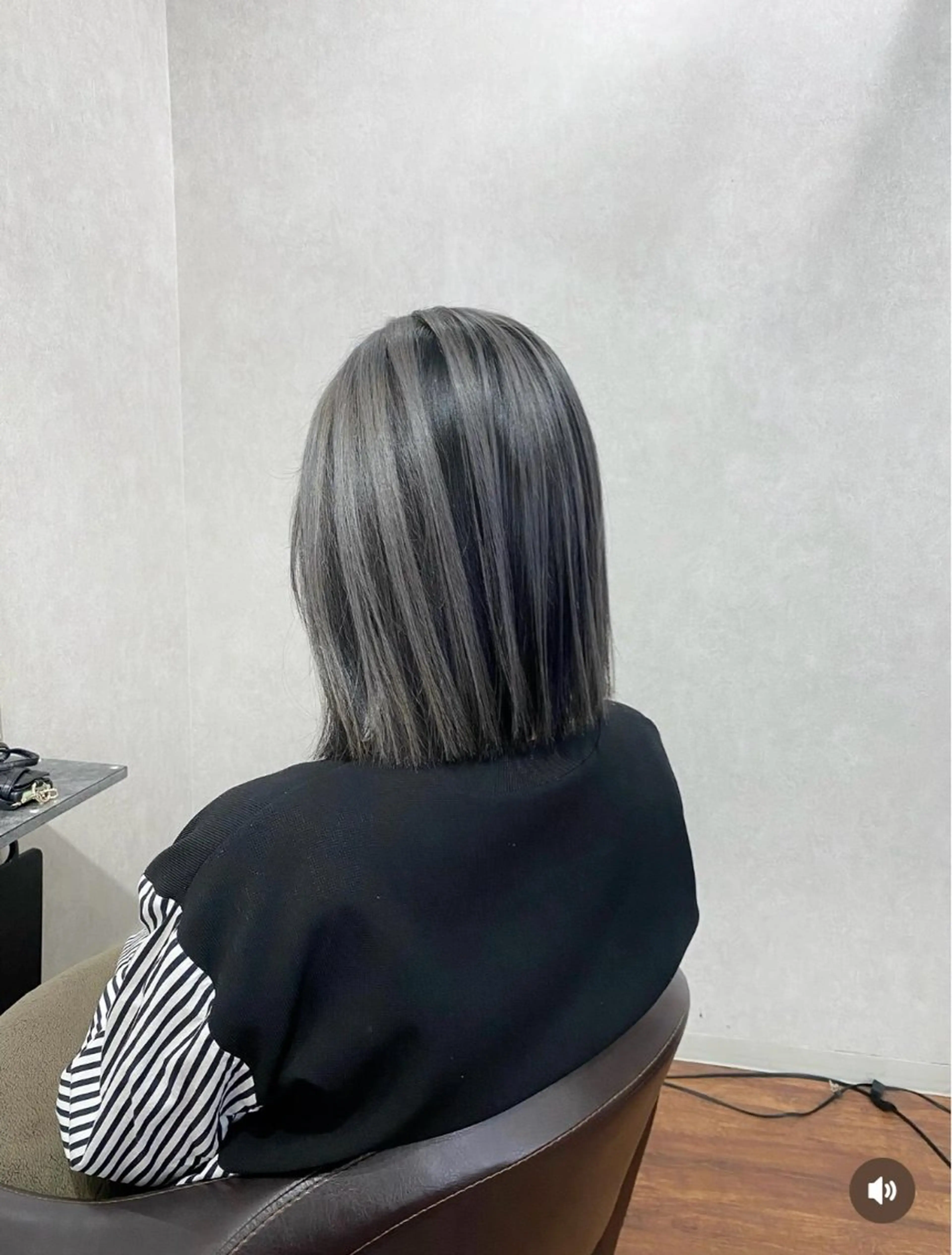 ミディアム カット ヘアカラー _White所属・ＳＨＩ ＺＵのヘアスタイル