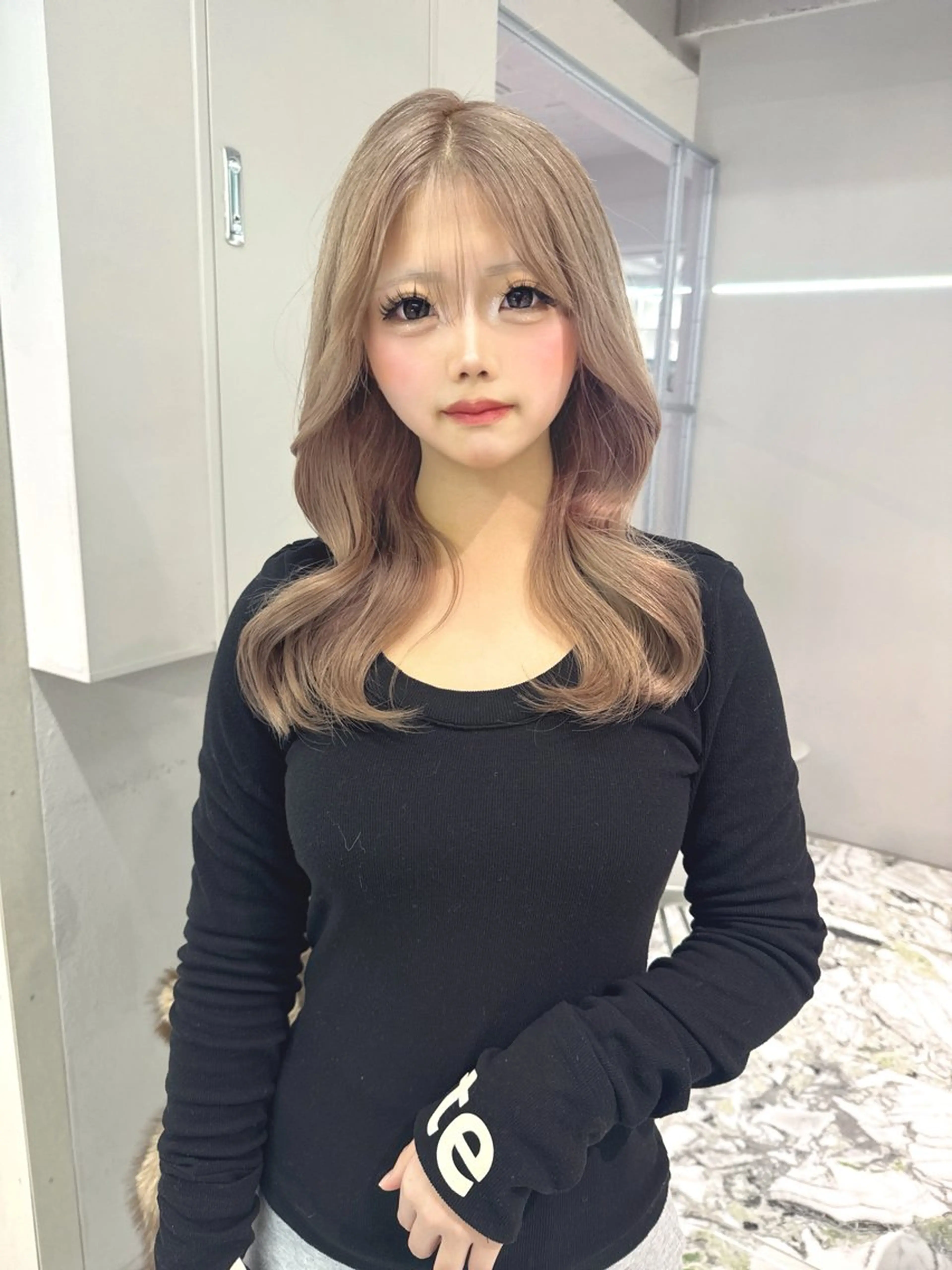 セミロング ヘアカラー GEM YURI ハイトーンカラーのヘアスタイル