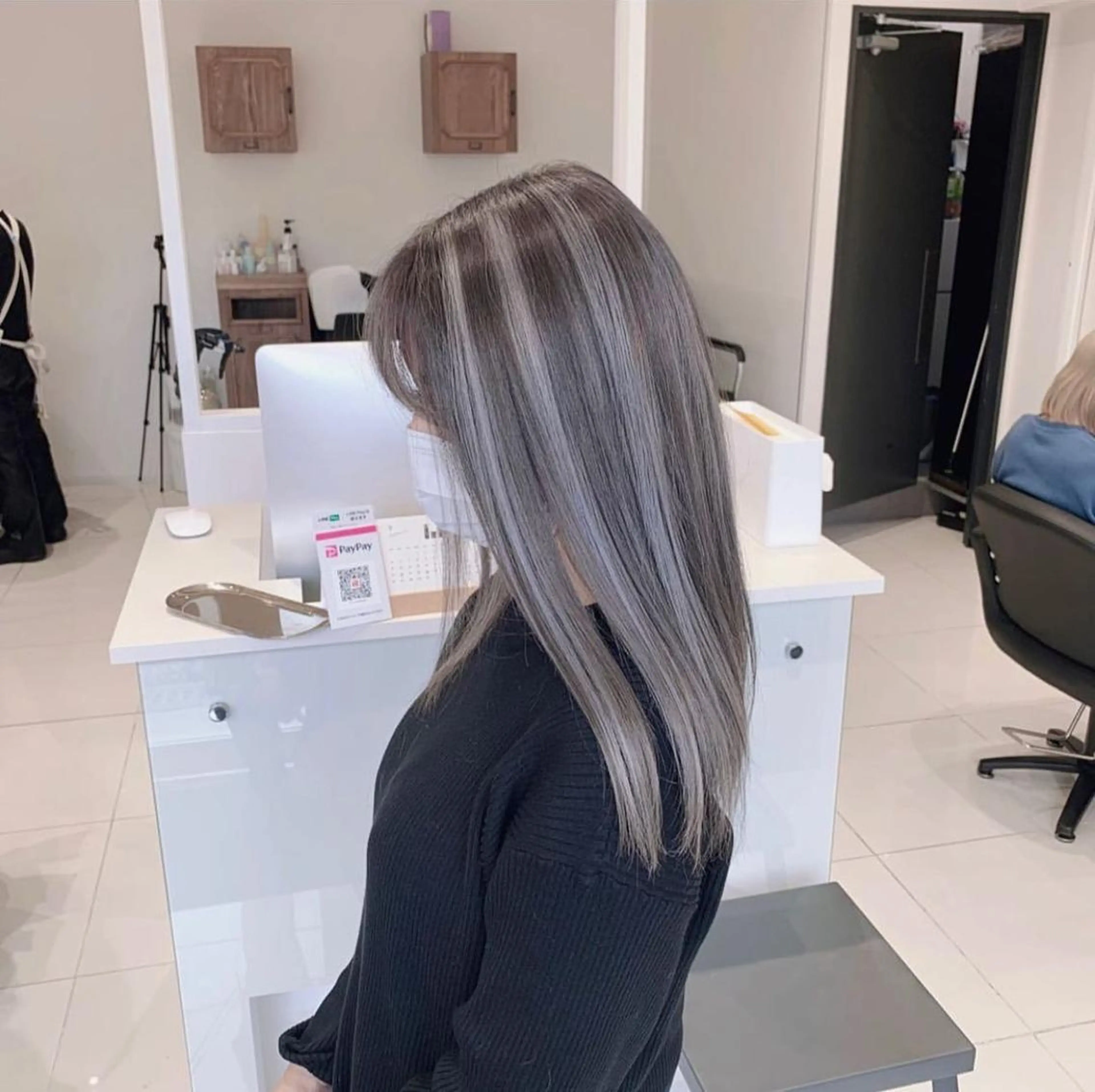 ロング カラー ブリーチ ケアブリーチ ハイライトカラー インナーカラー ハイライト ヘアカラー オフホワイトアンドなんば所属・福西 洋斗のヘアスタイル