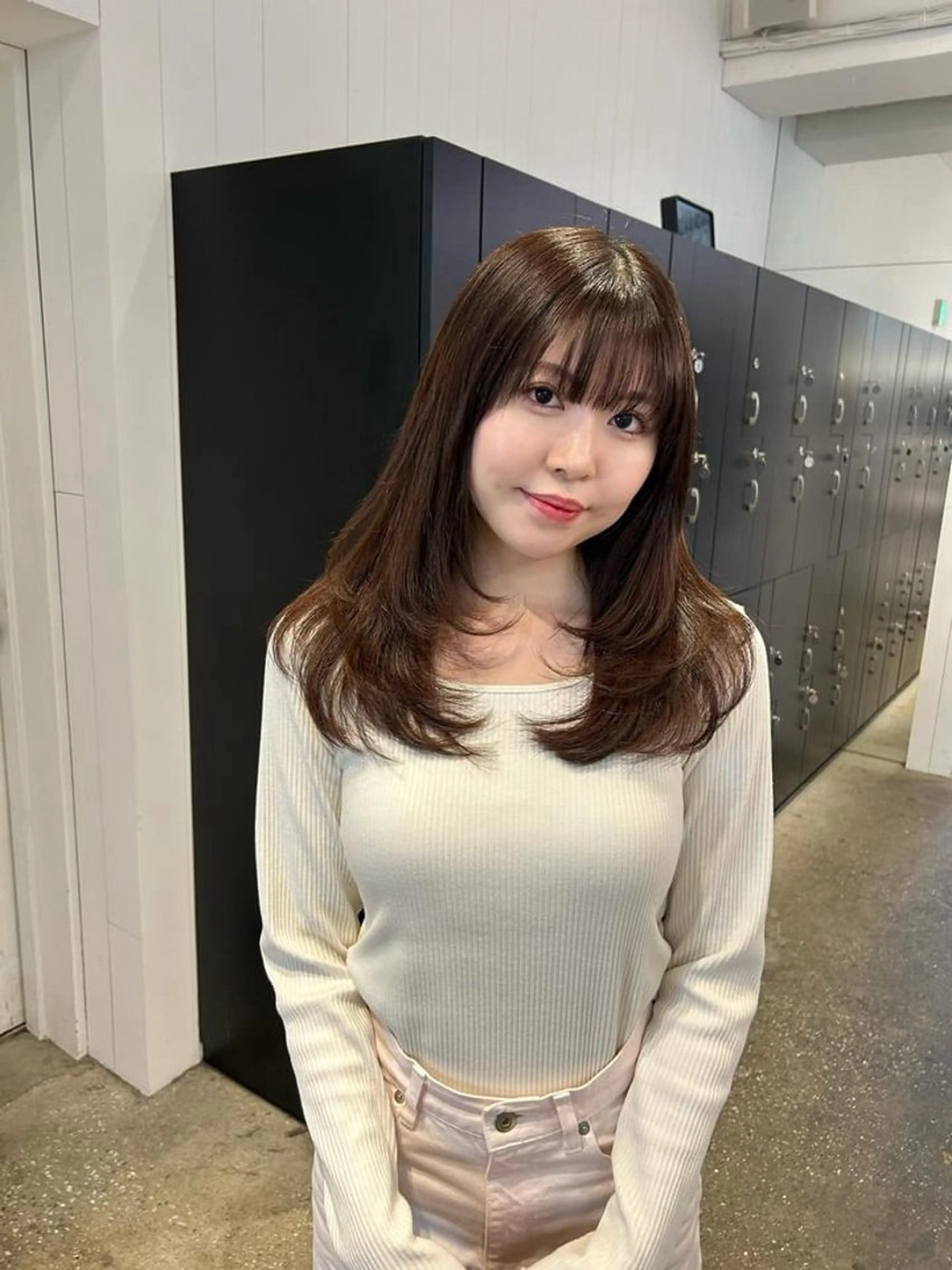 セミロング レイヤーカット エミリ / オリーブカラーのヘアスタイル