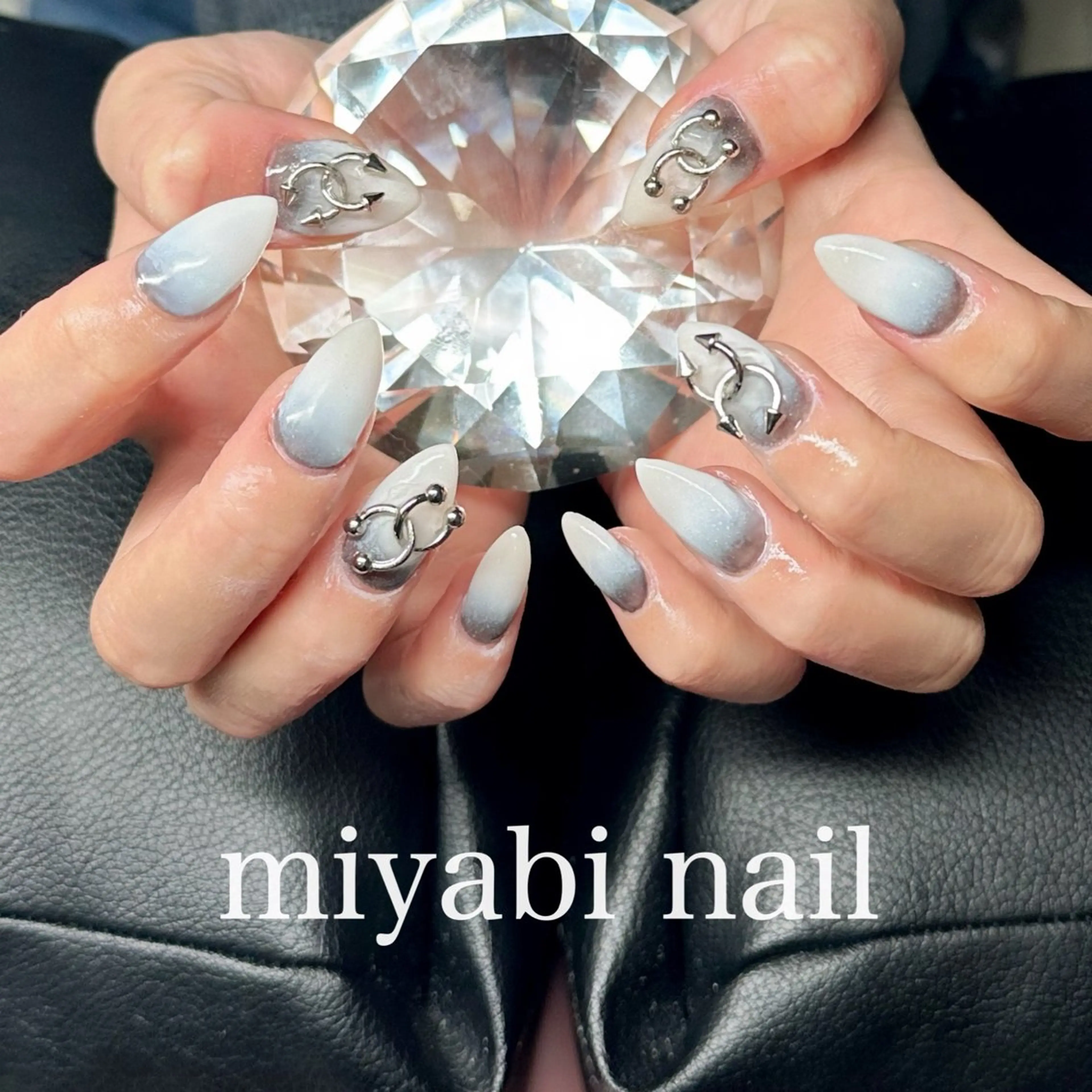 ネイル ジェルネイル グラデーション 持ち込み シルバー ホワイト ハンドネイル miyabi nail 桂川駅近くのネイルデザイン