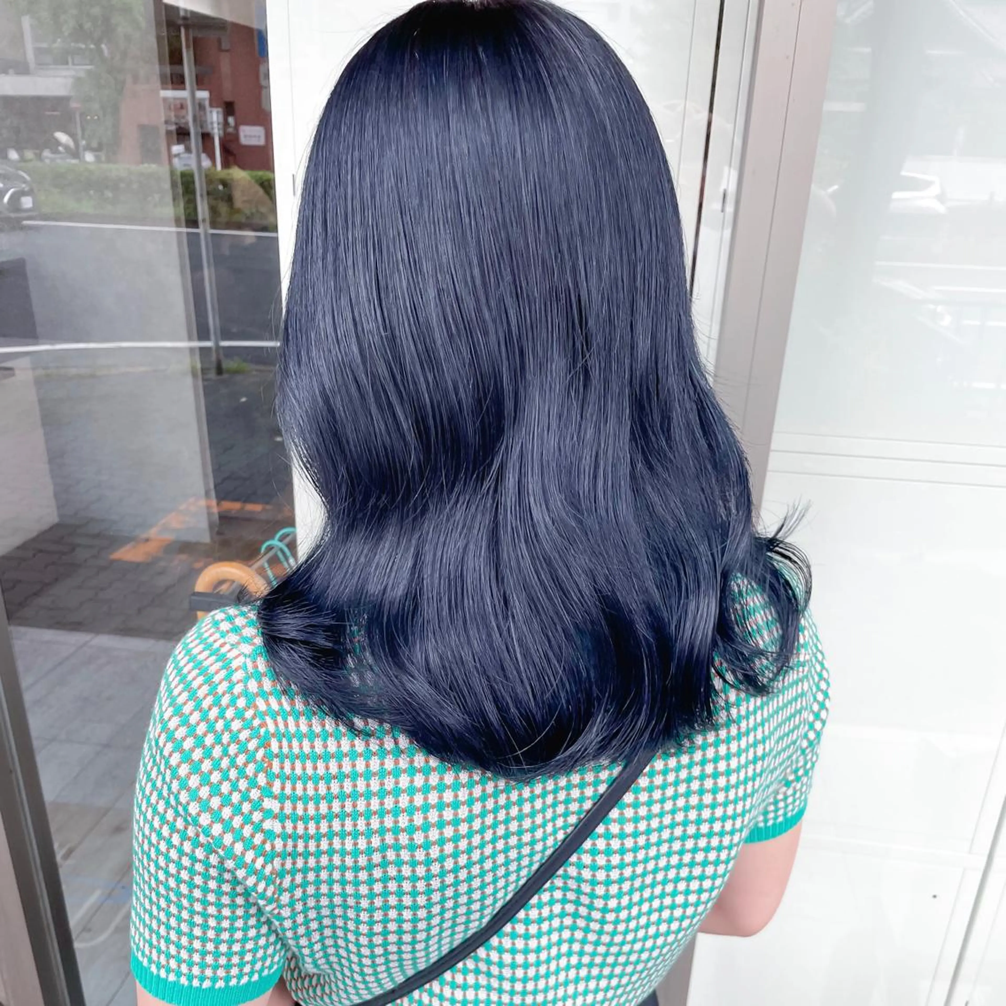 ミディアム カラー 黒髪 ブリーチ ブルーカラー ブルーブラック 透明感カラー 高橋 みく/ minim 暖色のヘアスタイル