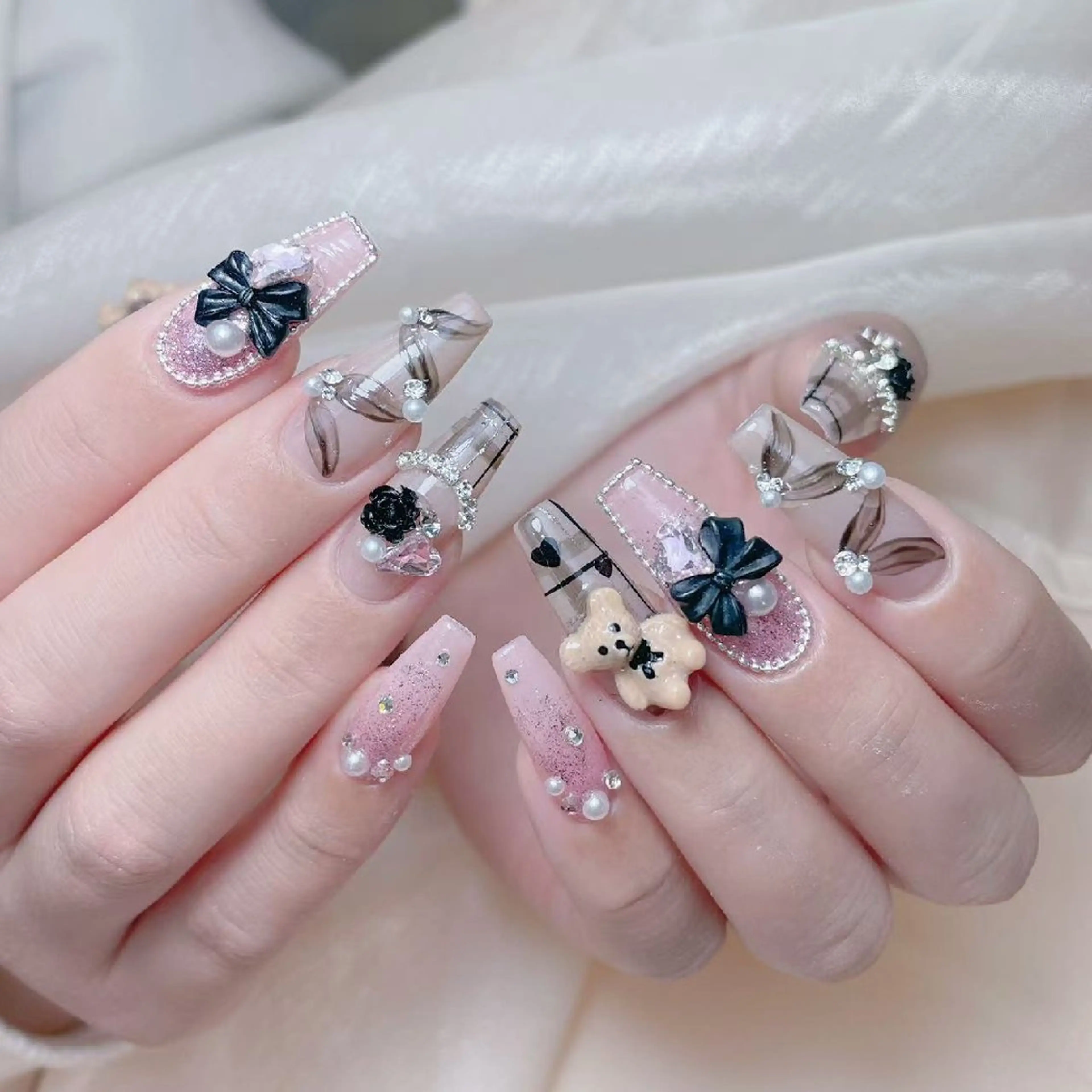 ネイル チークネイル ガーリー キラキラネイル 韓国ネイル リボン NailPrincess所属・princess スカルプ専門店のネイルデザイン