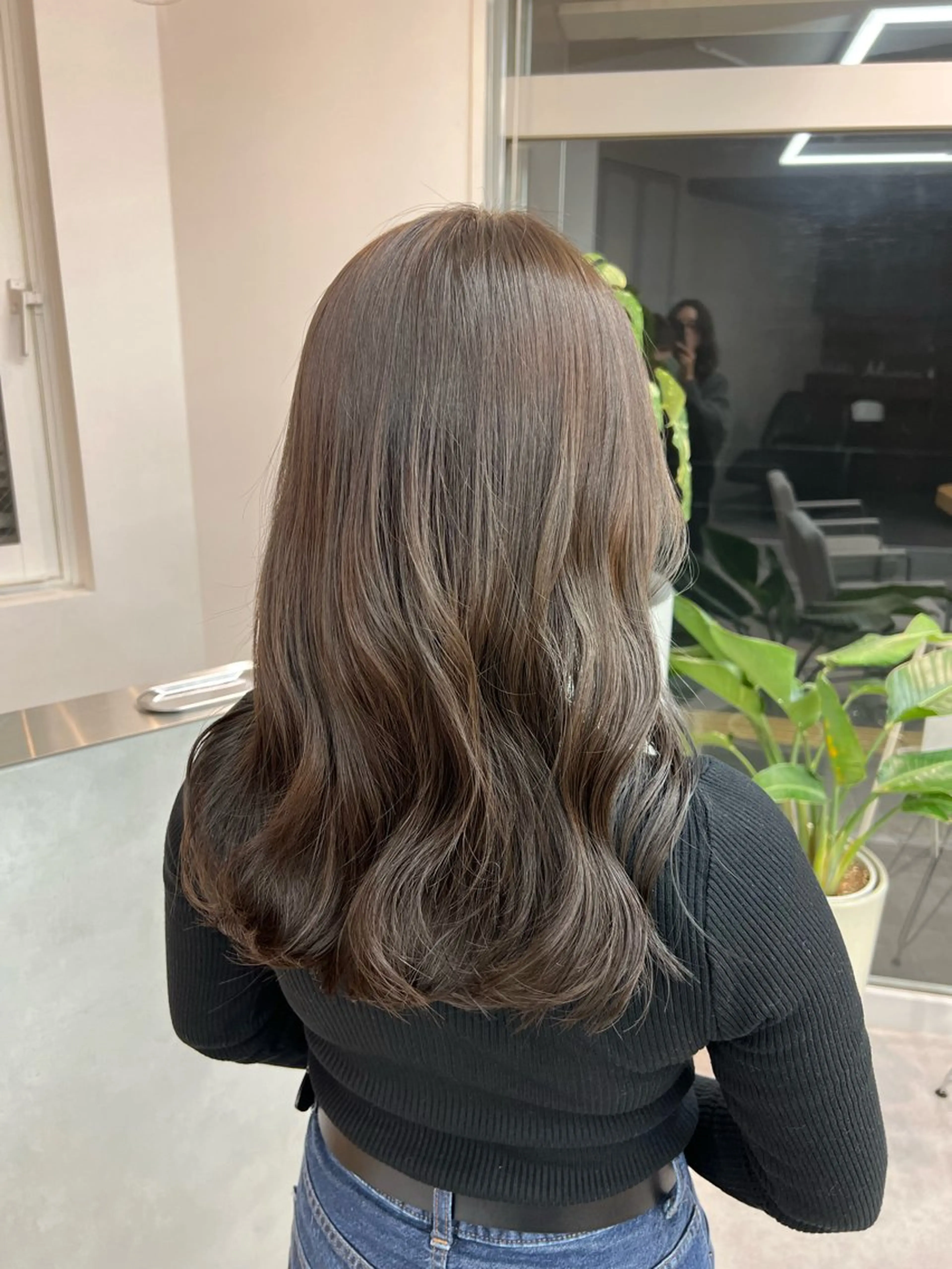 セミロング カラー グレージュ 小森聖奈 韓国風レイヤーカットのヘアスタイル