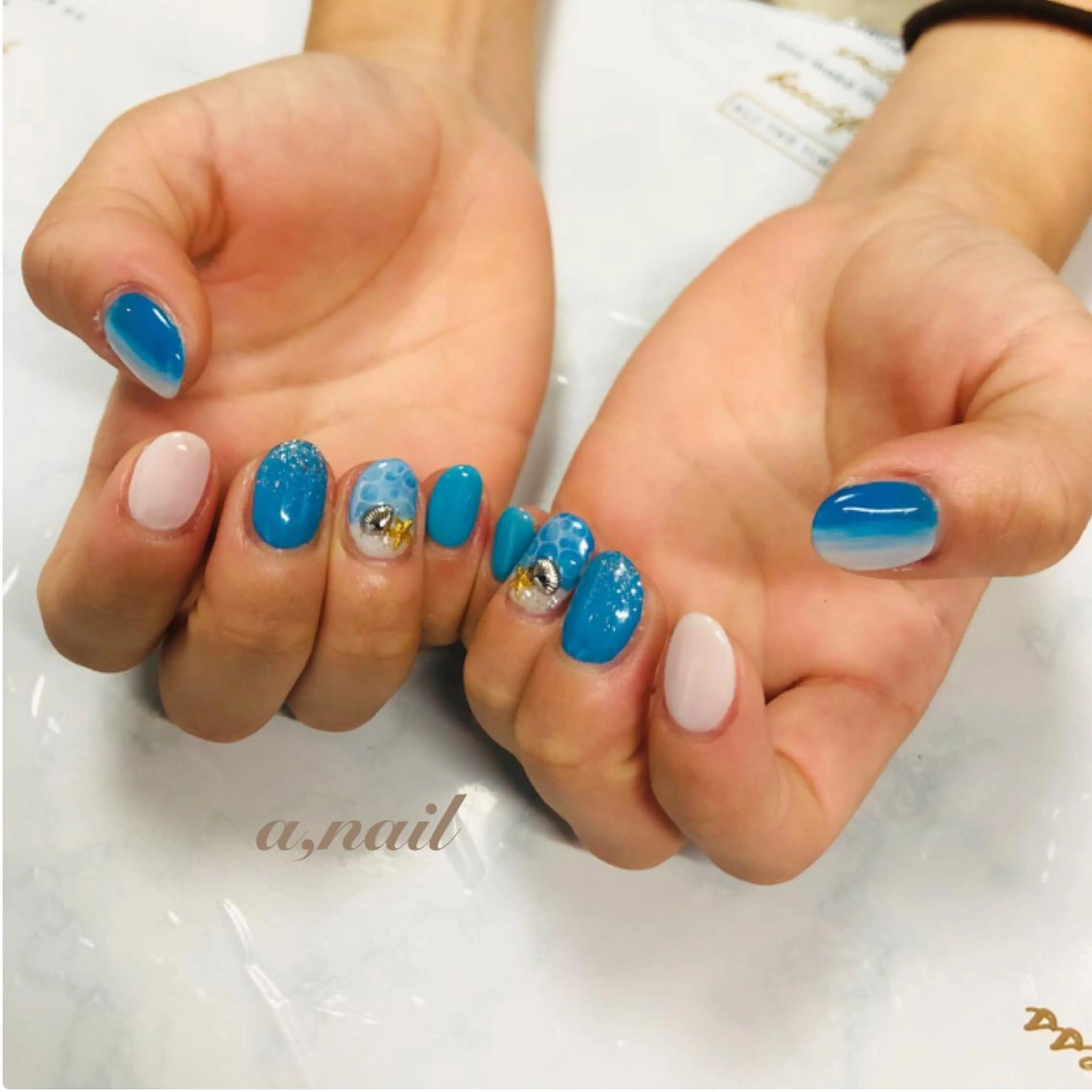 ネイル フットネイル ジェルネイル グラデーション ラメ(グリッター) ラメグラデーション ハンドネイル ネイルサロン エーネイルのネイルデザイン