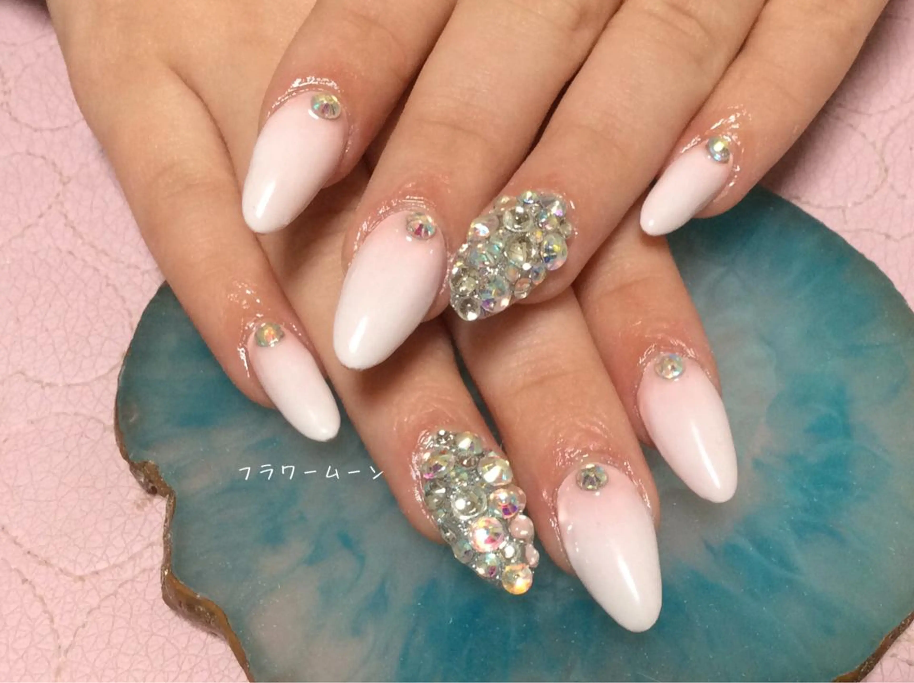 ネイル フラワー ムーンのネイルデザイン