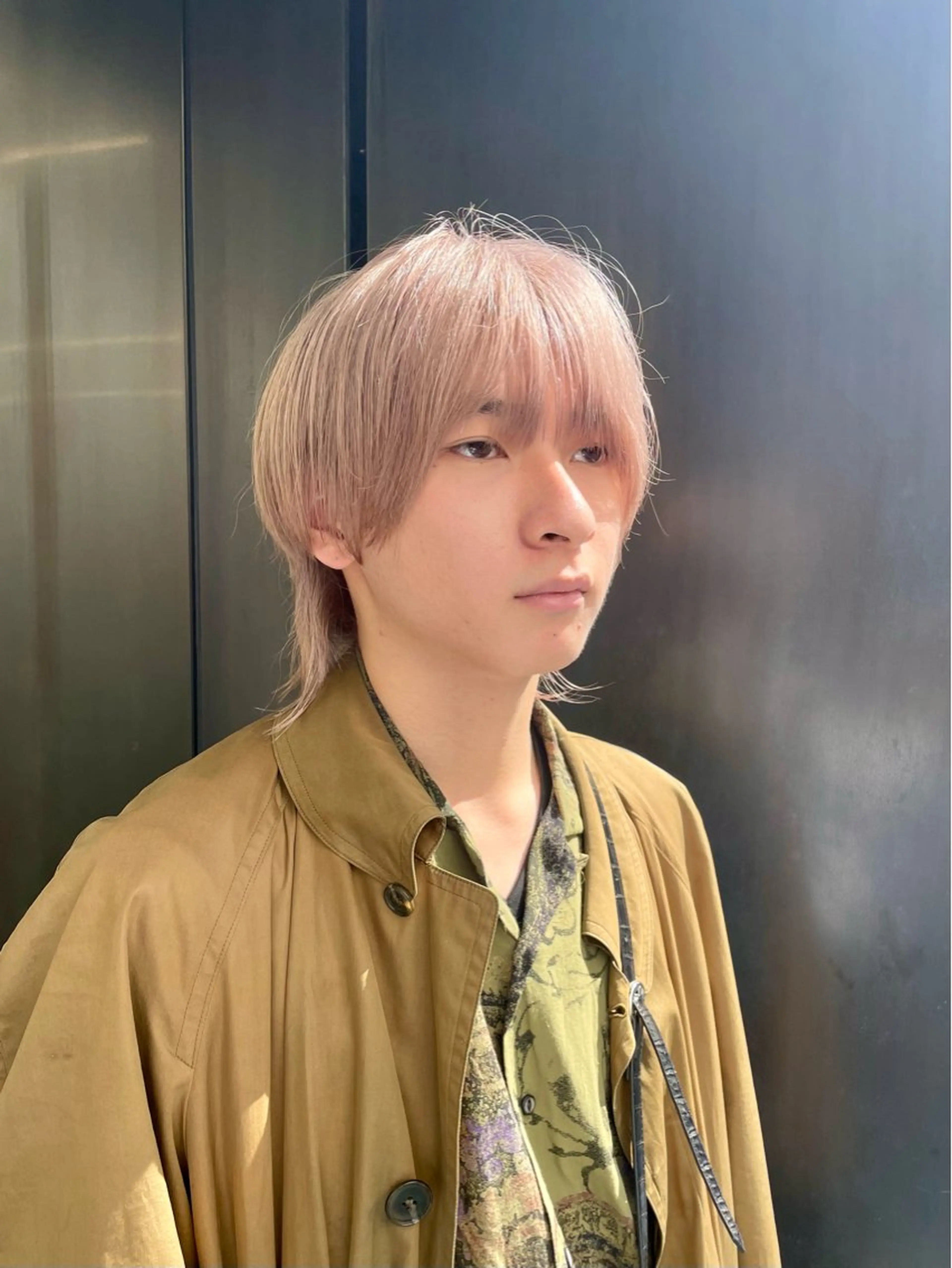 ショート カラー ベージュカラー ブリーチ ハイトーンカラー ミルクティーベージュ ウルフカット カット・ブリーチ TAIGAのヘアスタイル