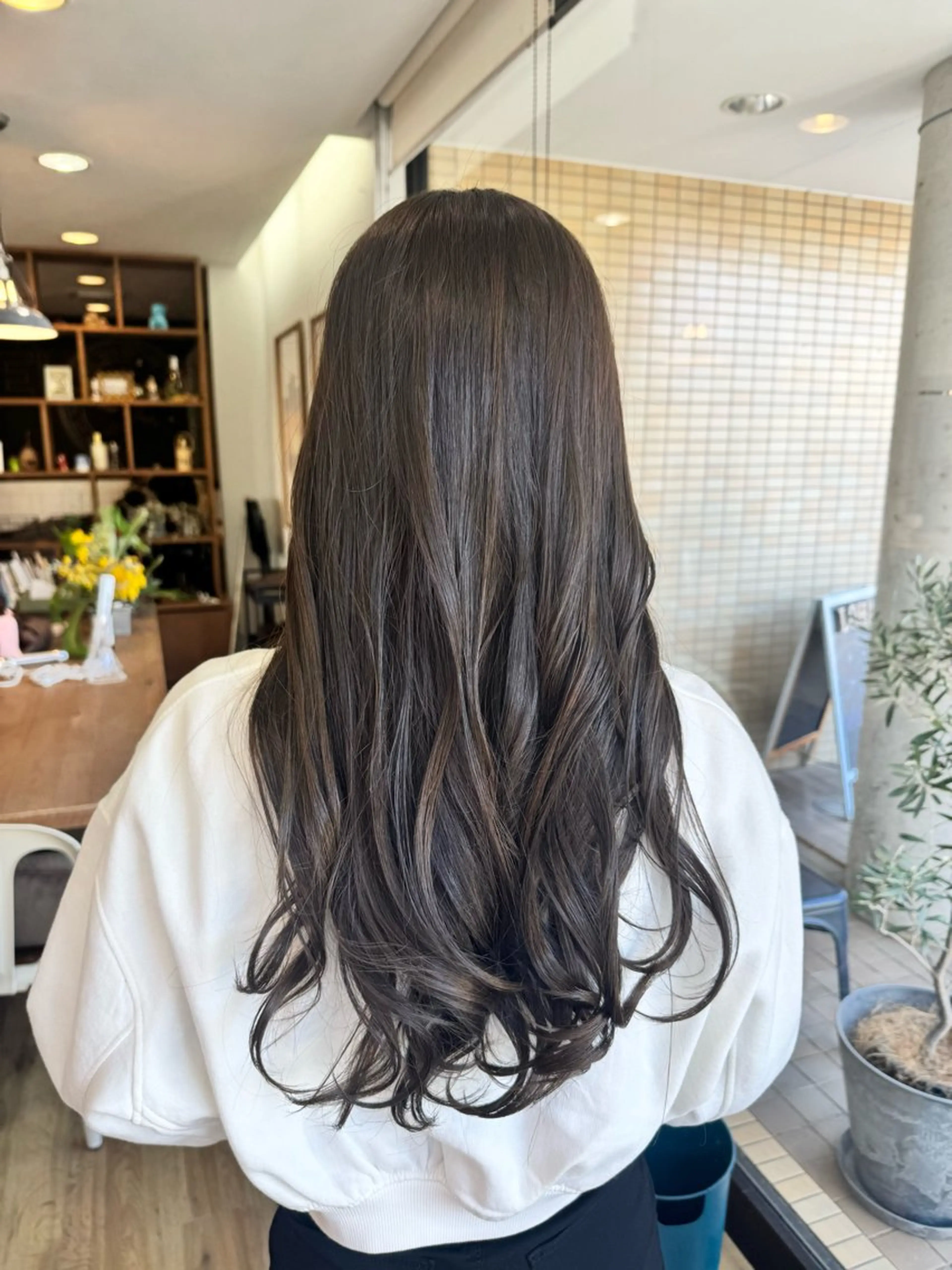 ロング カラー グレージュ オリーブグレージュ オリーブグレー ヘアカラー トリートメント ツキダテ ユイのヘアスタイル