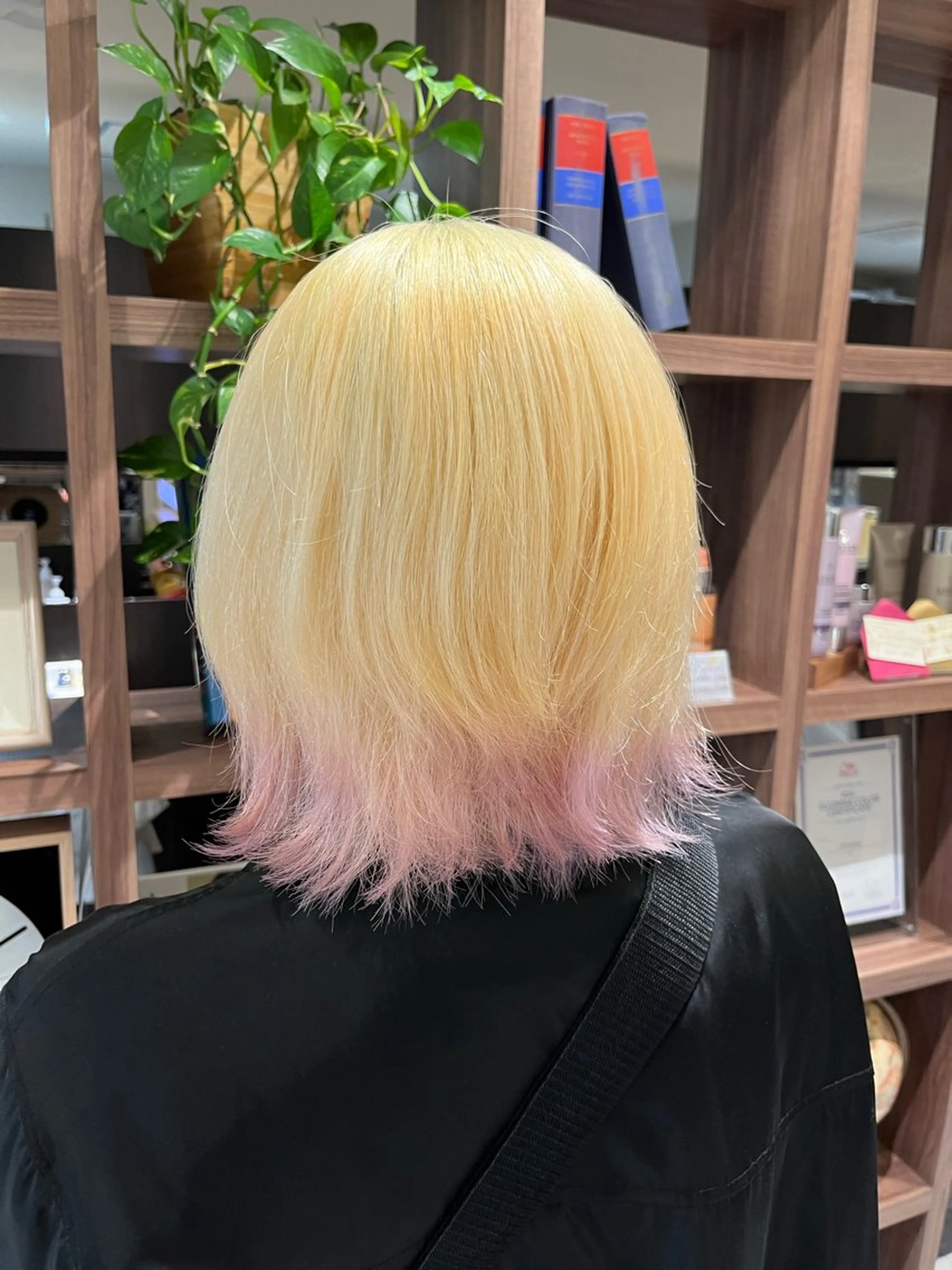 ミディアム カラー ボブレイヤー ブリーチ 抜きっぱなしブロンド ブロンド ピンクカラー dogstar小林諒 レイヤー/パーマのヘアスタイル