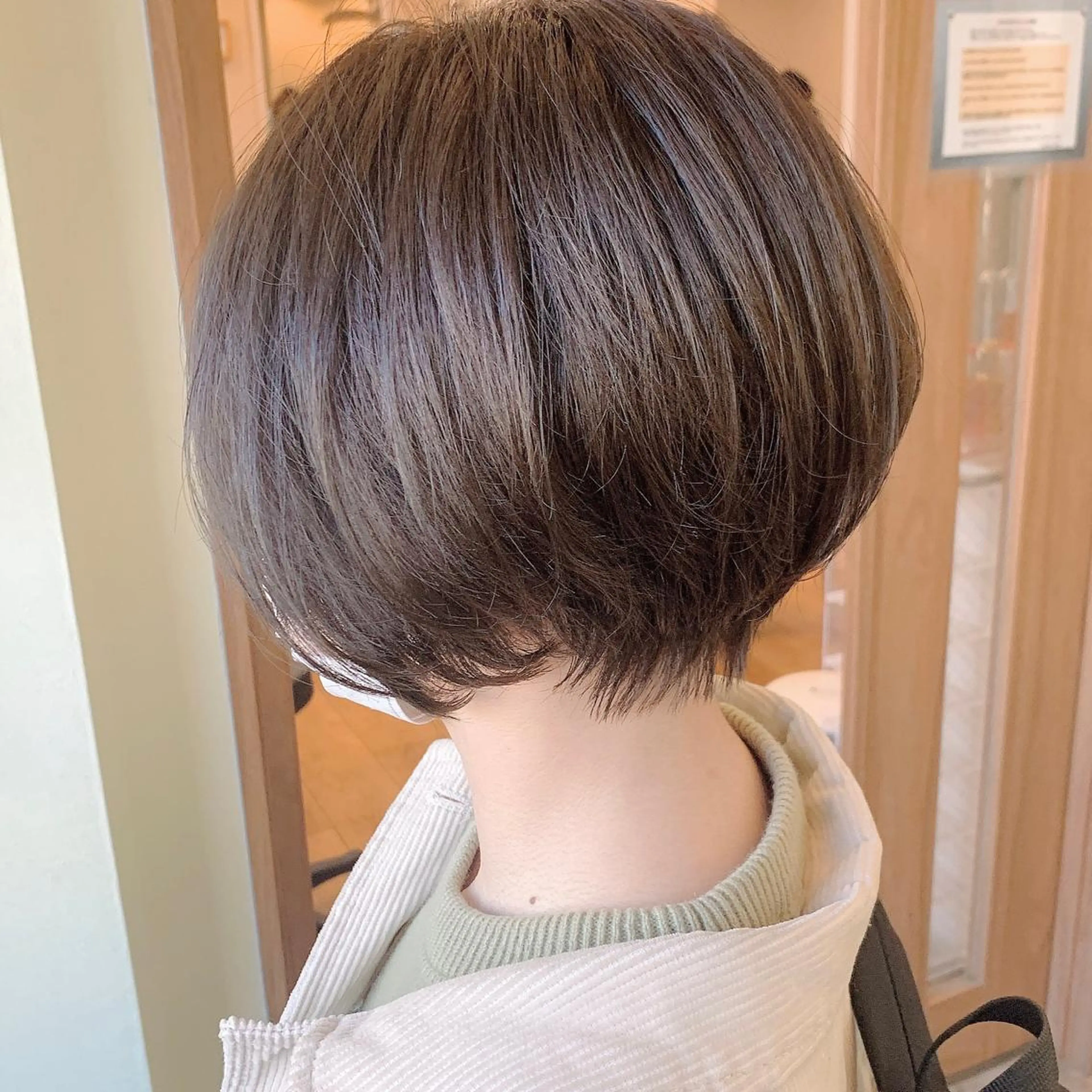 ショート カラー ショートボブ 透明感カラー グレージュ ボブ ショートヘア カット ヘアカラー NUMBER_ ユイナのヘアスタイル