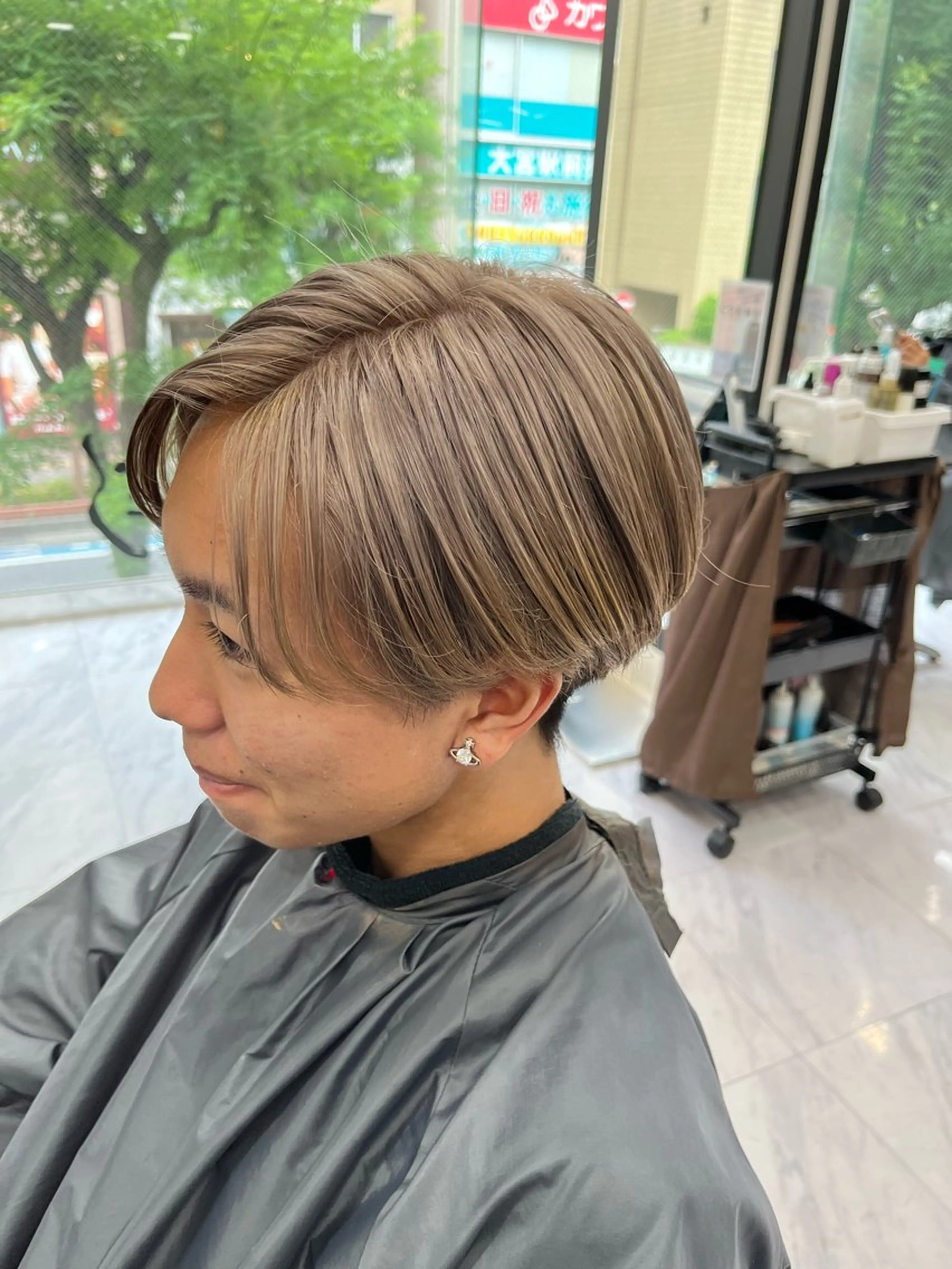 カラー メンズ メンズブリーチ ベージュカラー ブリーチ ミルクティーベージュ 近江 莉佳の眉毛・アイブロウイメージ