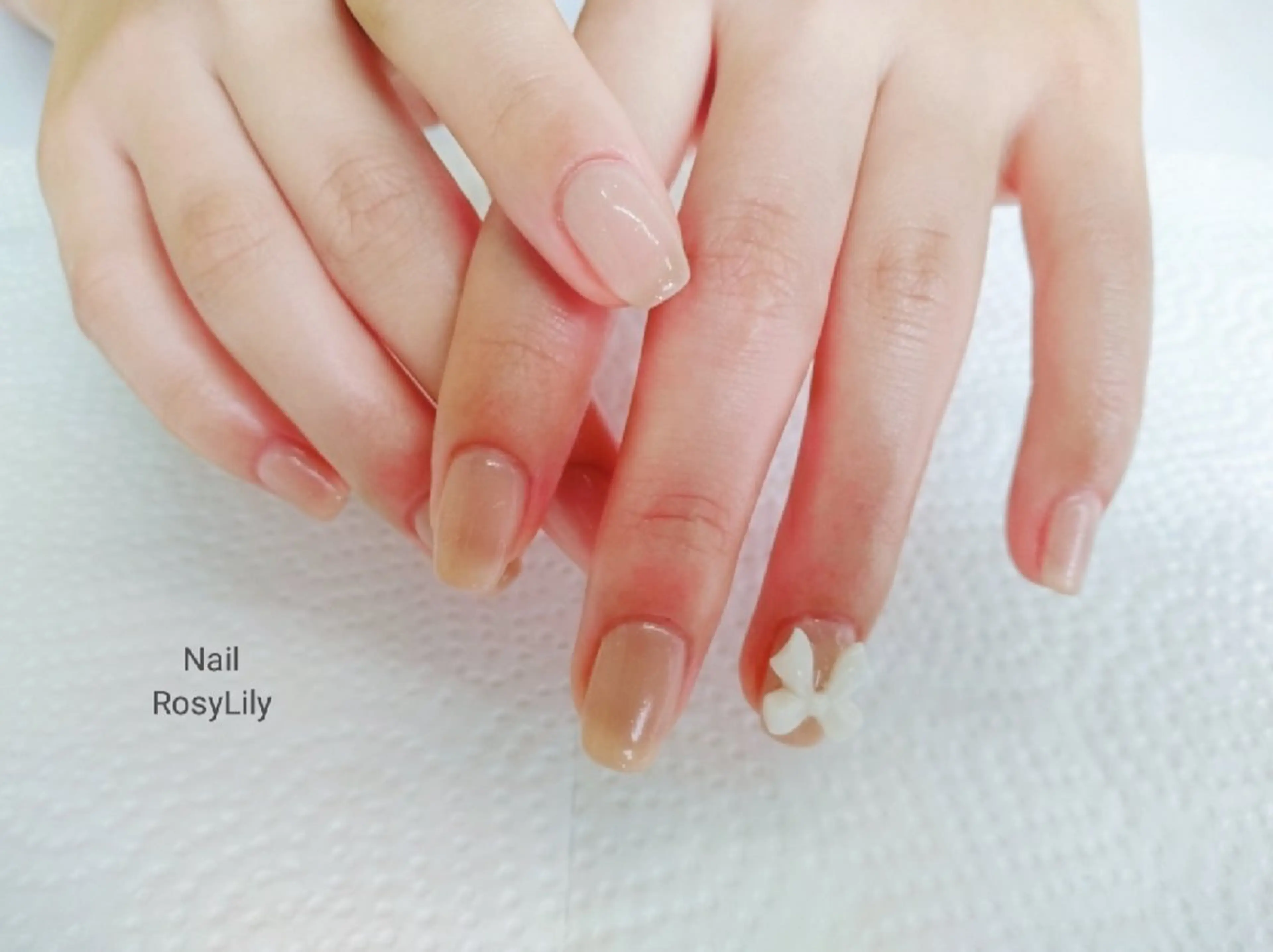 ネイル ワンカラーネイル リボン プライベートサロン RosyLily所属・プライベートサロン Rosy Lilyのネイルデザイン