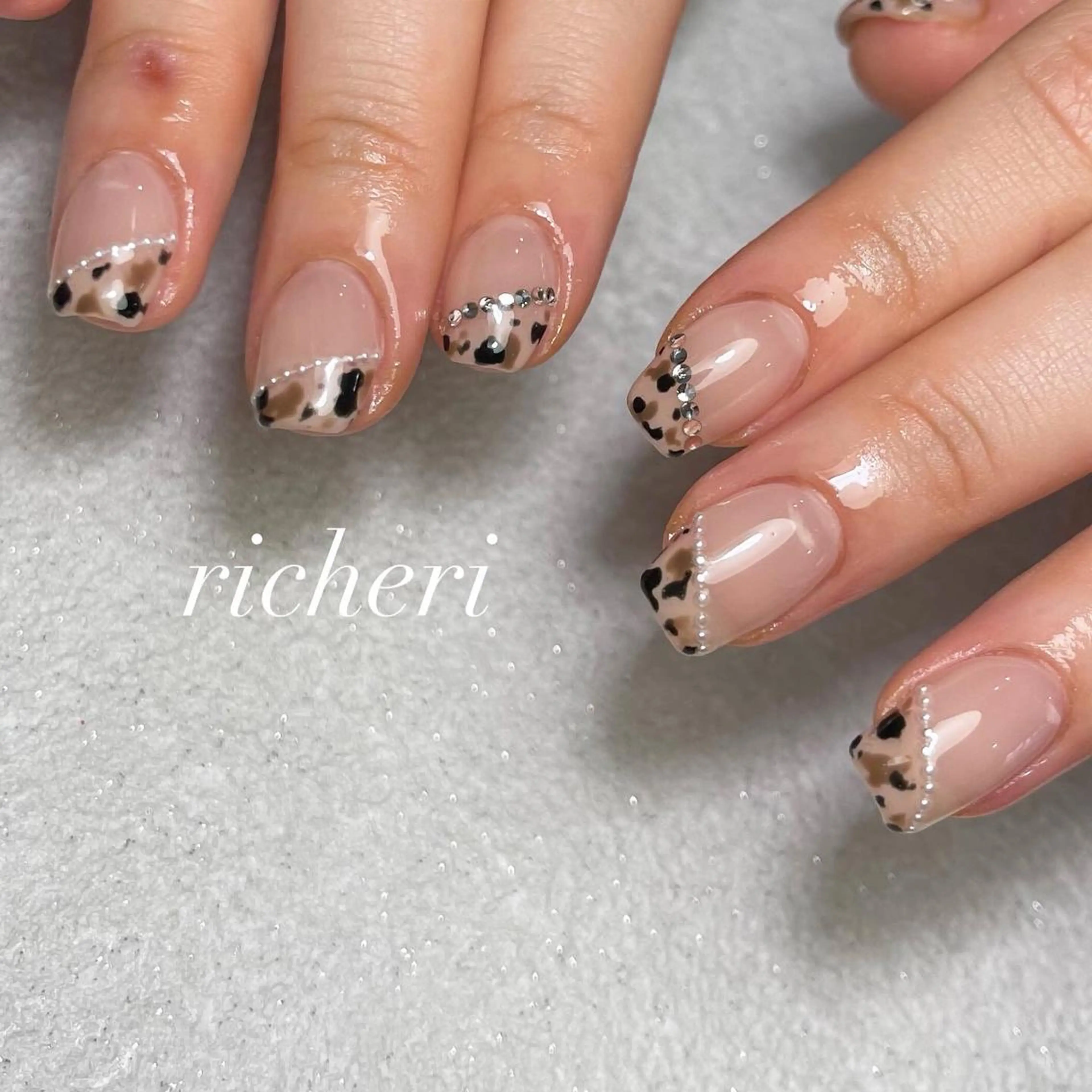 ミディアム ネイル 韓国風ヘア アートネイル フレンチネイル ジェルネイル グラデーション ハンドネイル richeri beautyのエステ・リラクイメージ