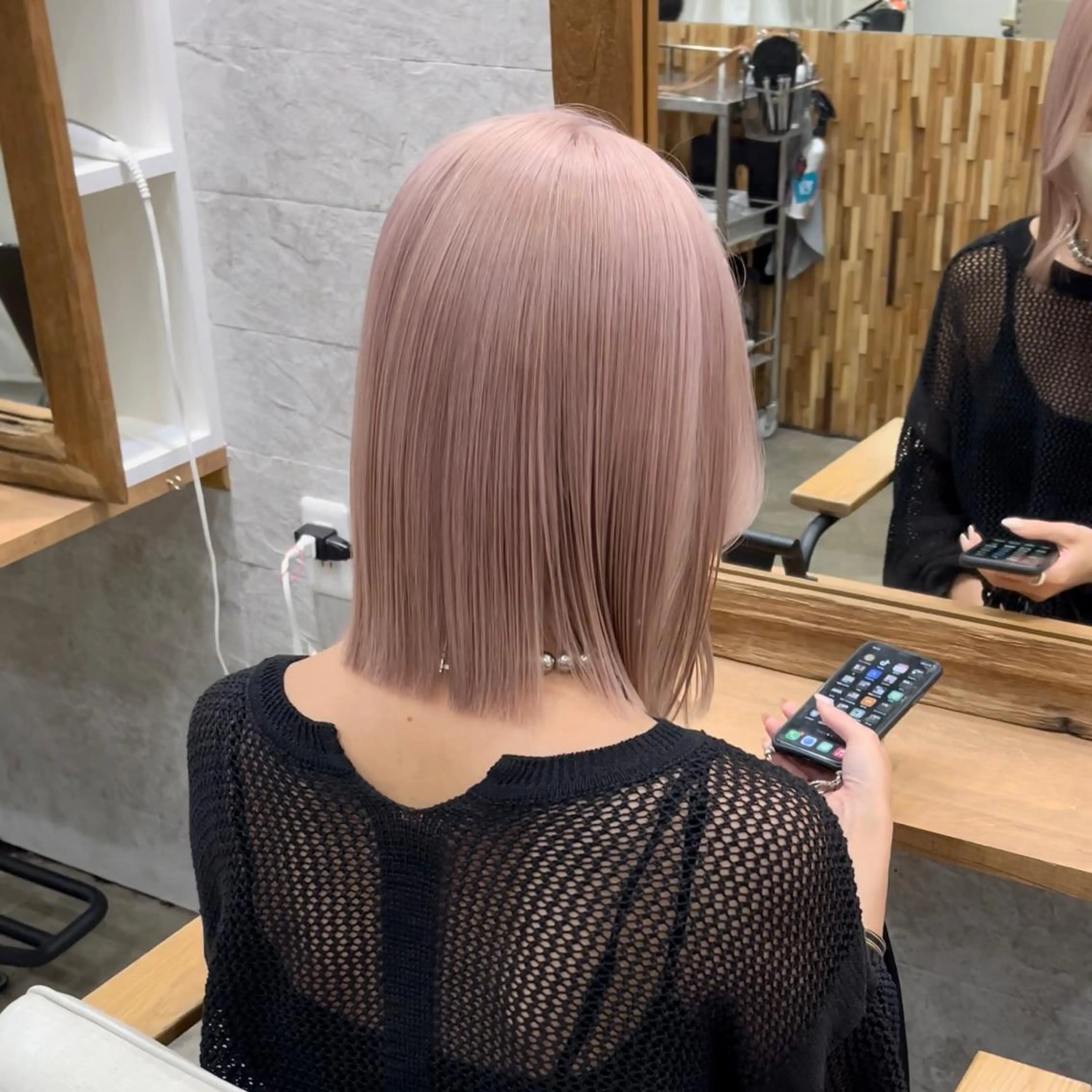 ミディアム カラー ヘアアレンジ ブリーチ ピンクカラー ホワイトピンク キダアヤカ/ 梅田/ベージュカラーのヘアスタイル