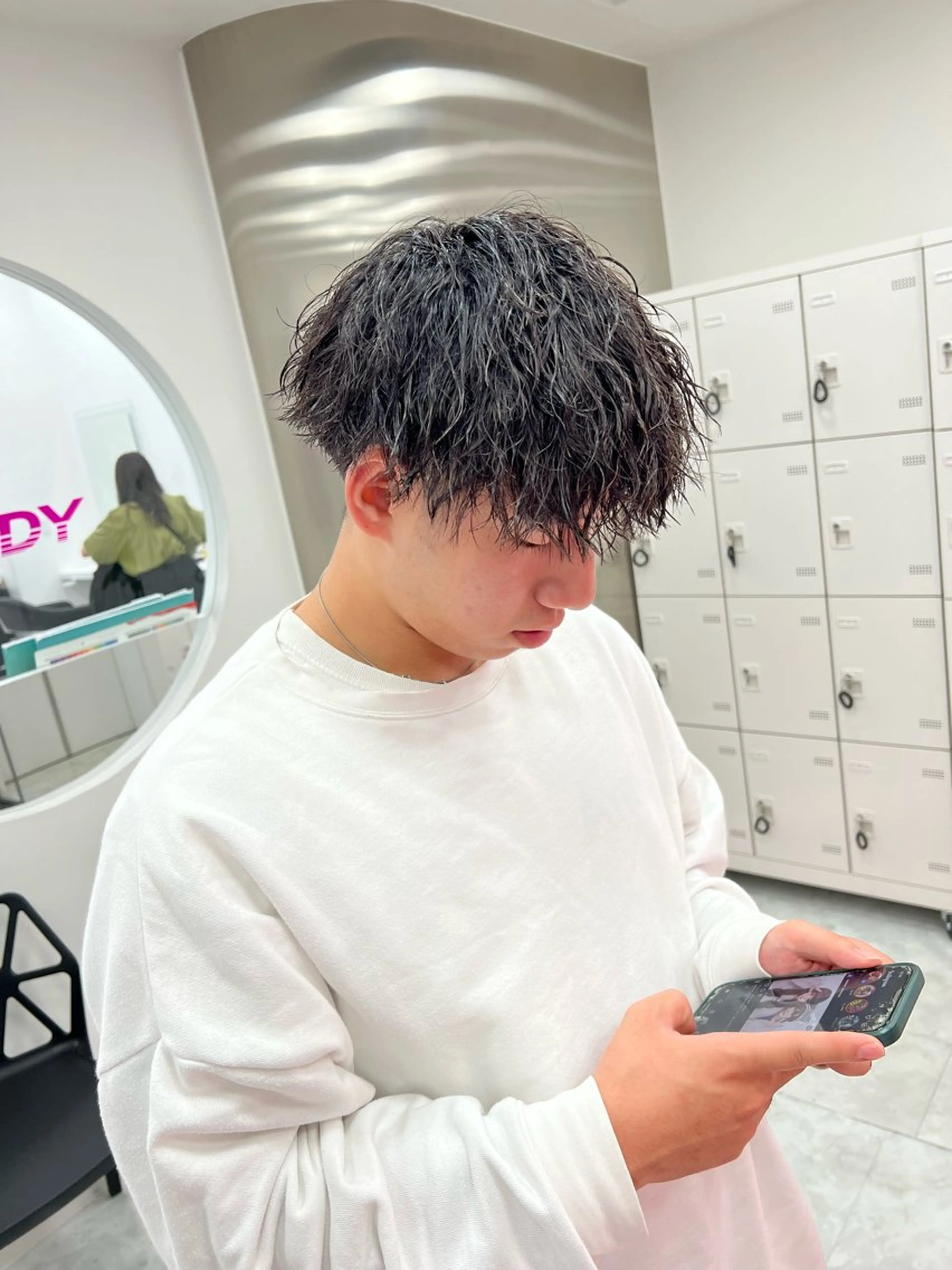 ミディアム パーマ メンズ ミディアムパーマ センターパート メンズ韓国風 韓国マッシュ マッシュウルフ カット ヘアカラー トリートメント ヘッドスパ ヘアセット トレンド/レイヤー うる艶🪞CANDYのヘアスタイル