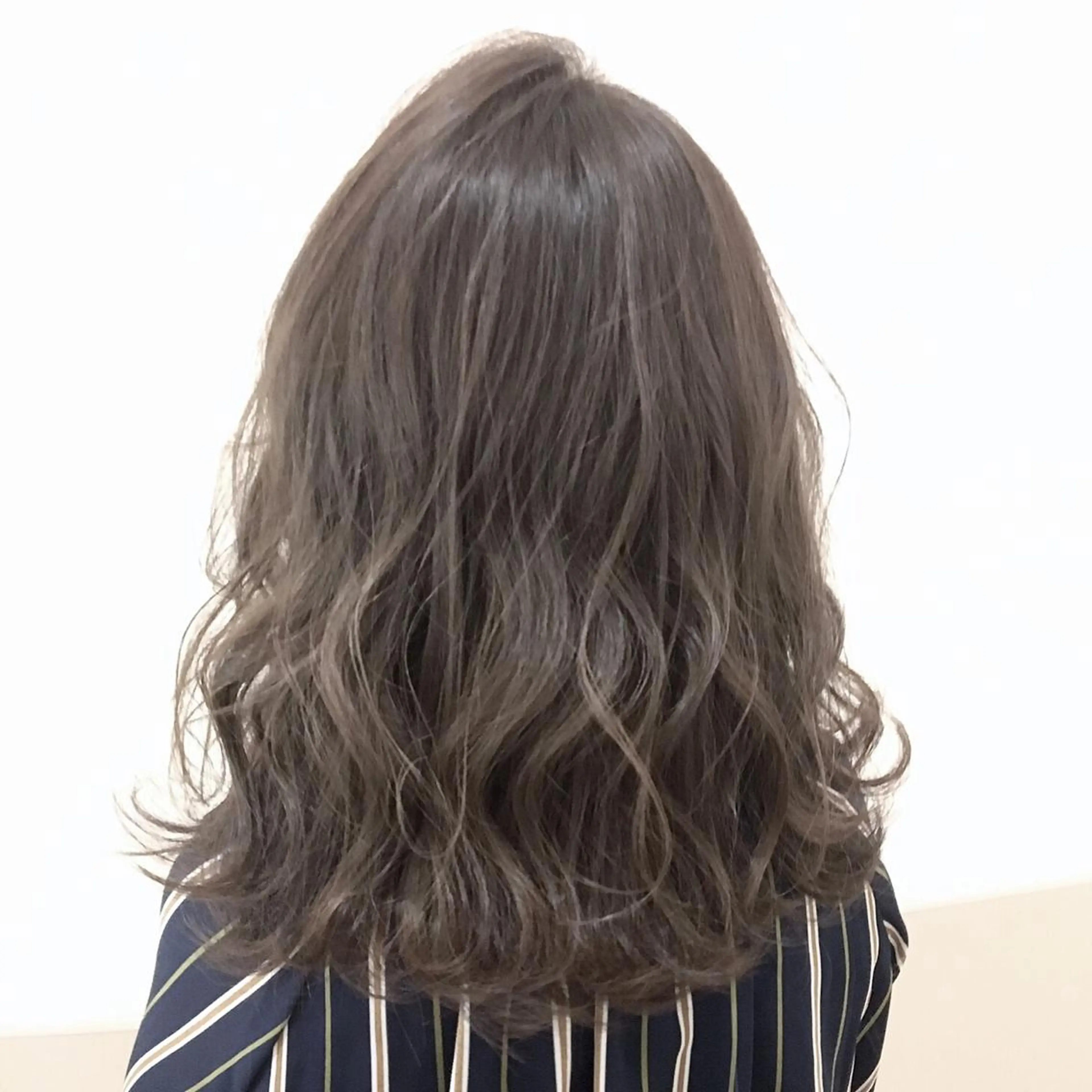 ミディアム ブリーチなしダブル/ レイヤーカット 小棹のヘアスタイル