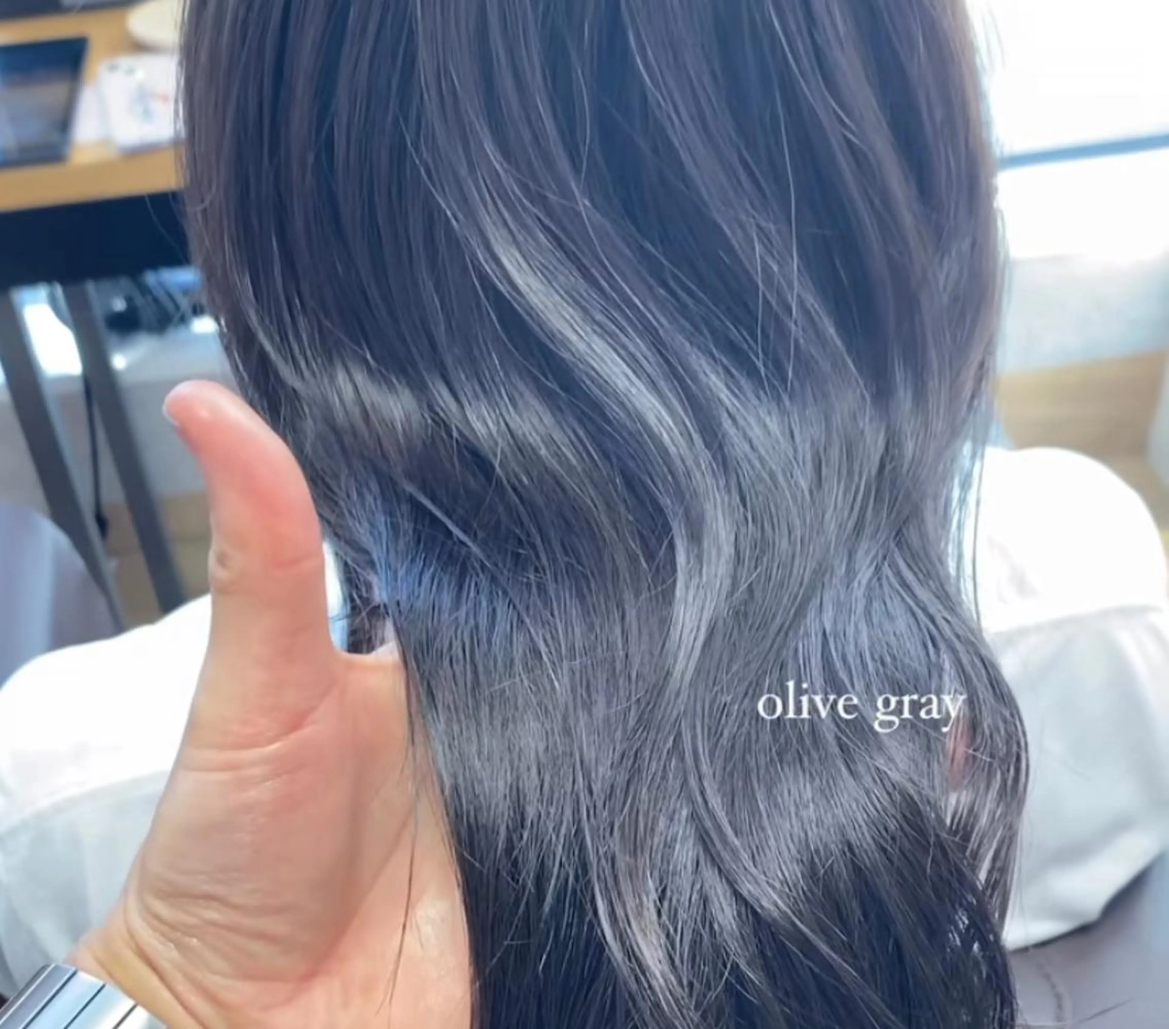 セミロング カラー THE DAY所属・AKI HASHIMOTOのヘアスタイル