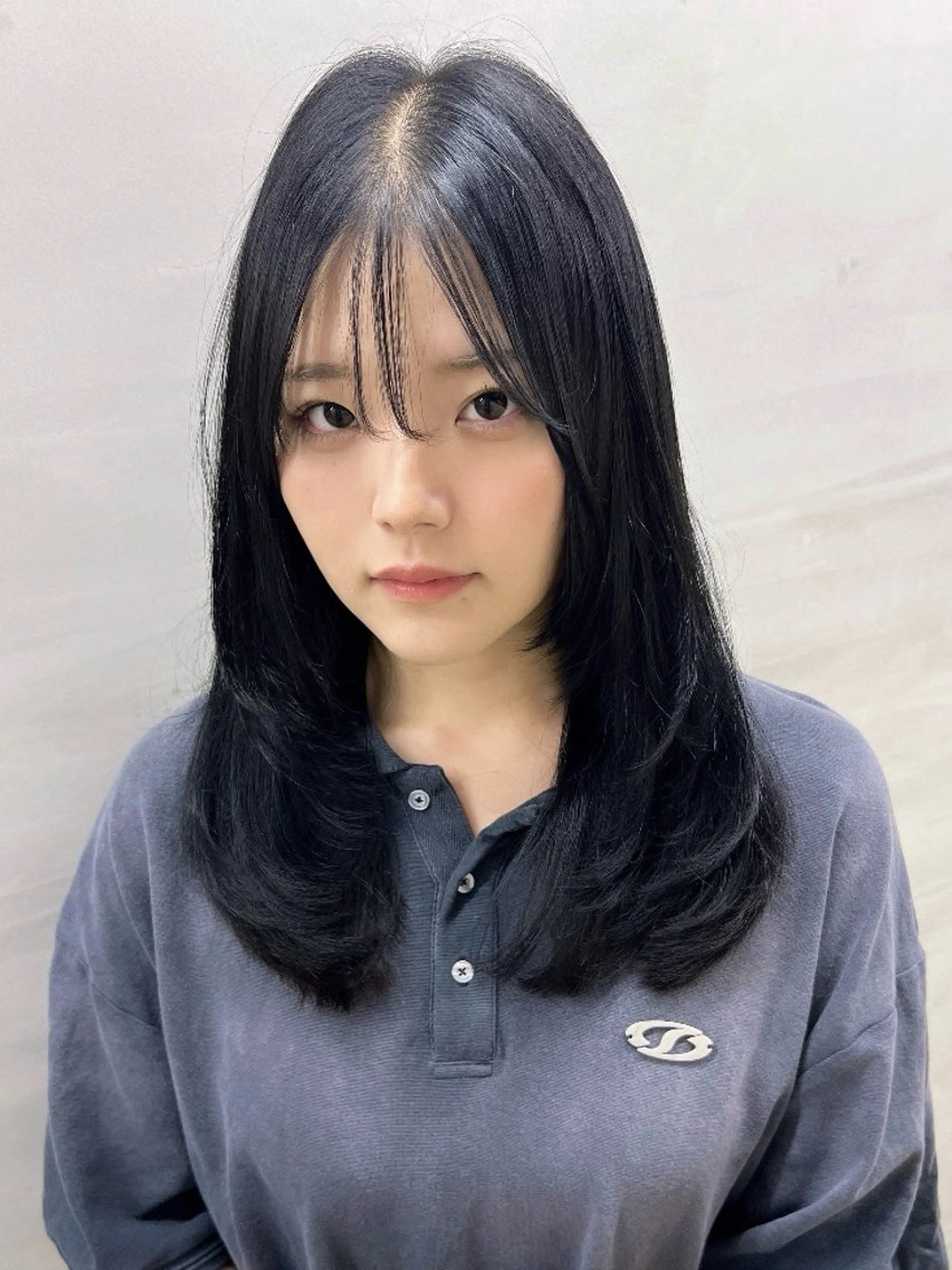 セミロング カラー 黒髪 ブルーカラー ブルーブラック レイヤーカット カット ヘアカラー トリートメント 艶髪/艶カラー/韓国 髪質改善/縮毛矯正のヘアスタイル