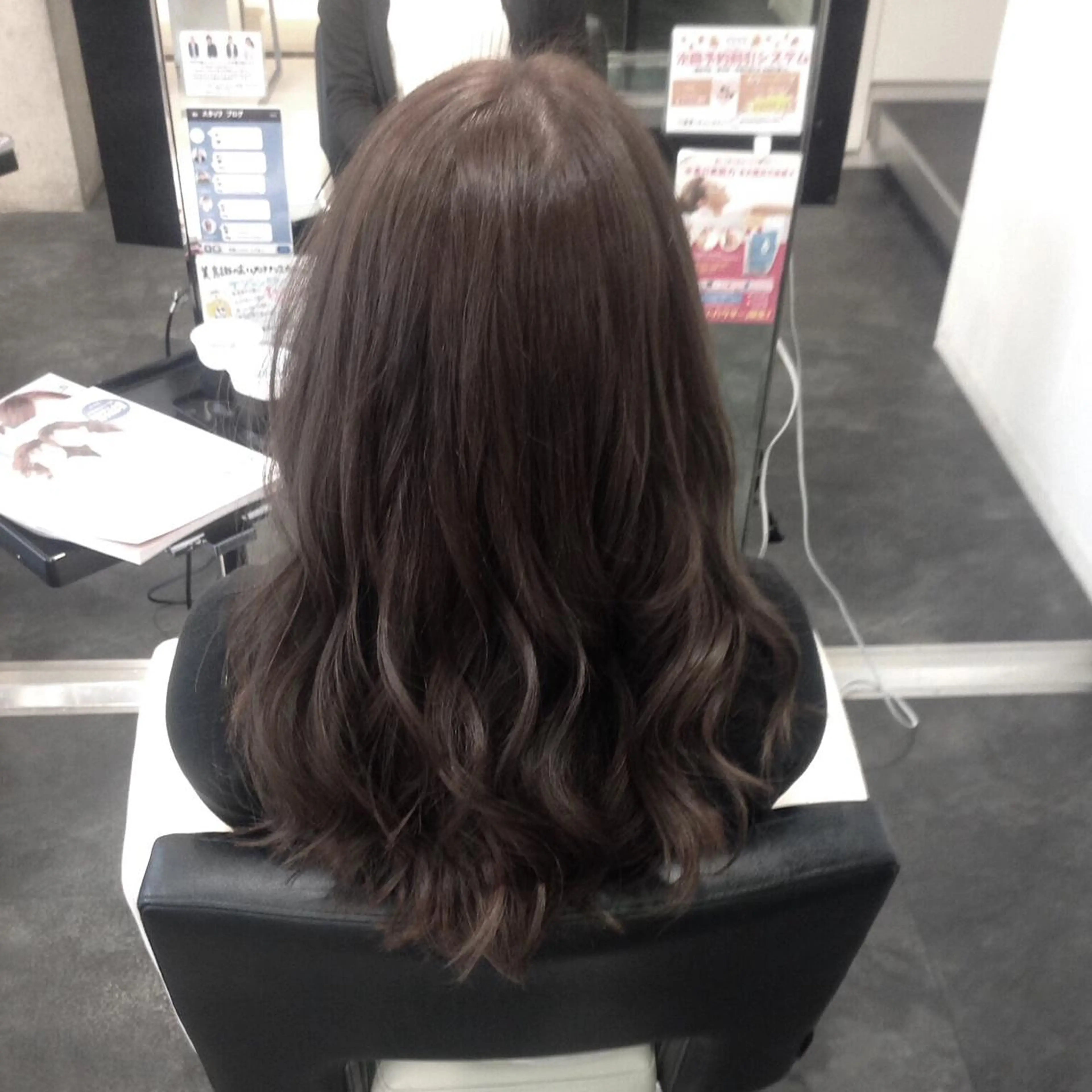 ミディアム カラー アッシュ ブリーチ ハイライトカラー イルミナカラー ハイライト AMI Hair  supply所属・髪質改善カラー 韓国風レイヤーのヘアスタイル