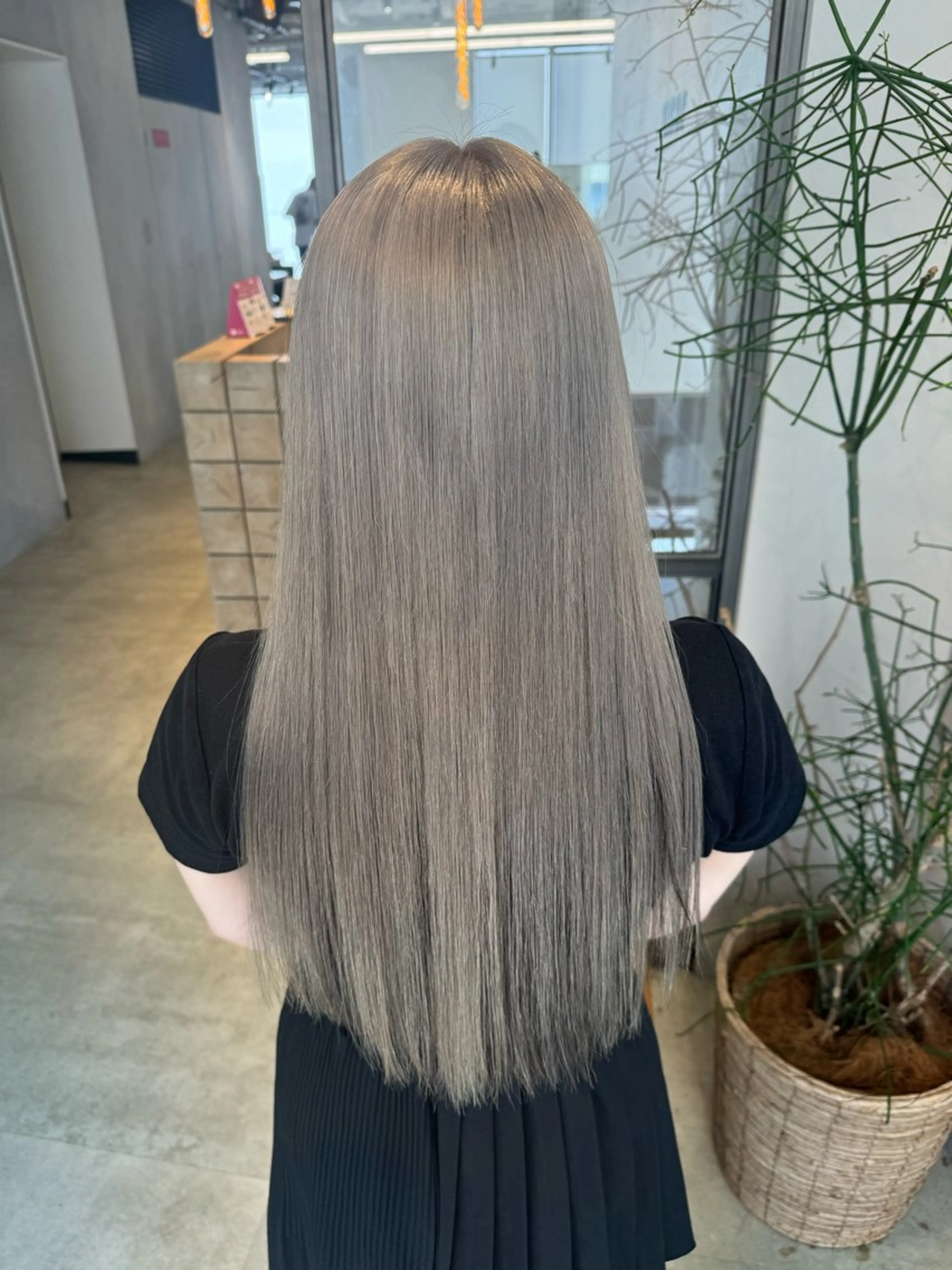 カラー ブリーチ シルバー ホワイトシルバー カット ヘアカラー トリートメント 透明感カラー✨艶髪 制作🌱山根あゆみのヘアスタイル