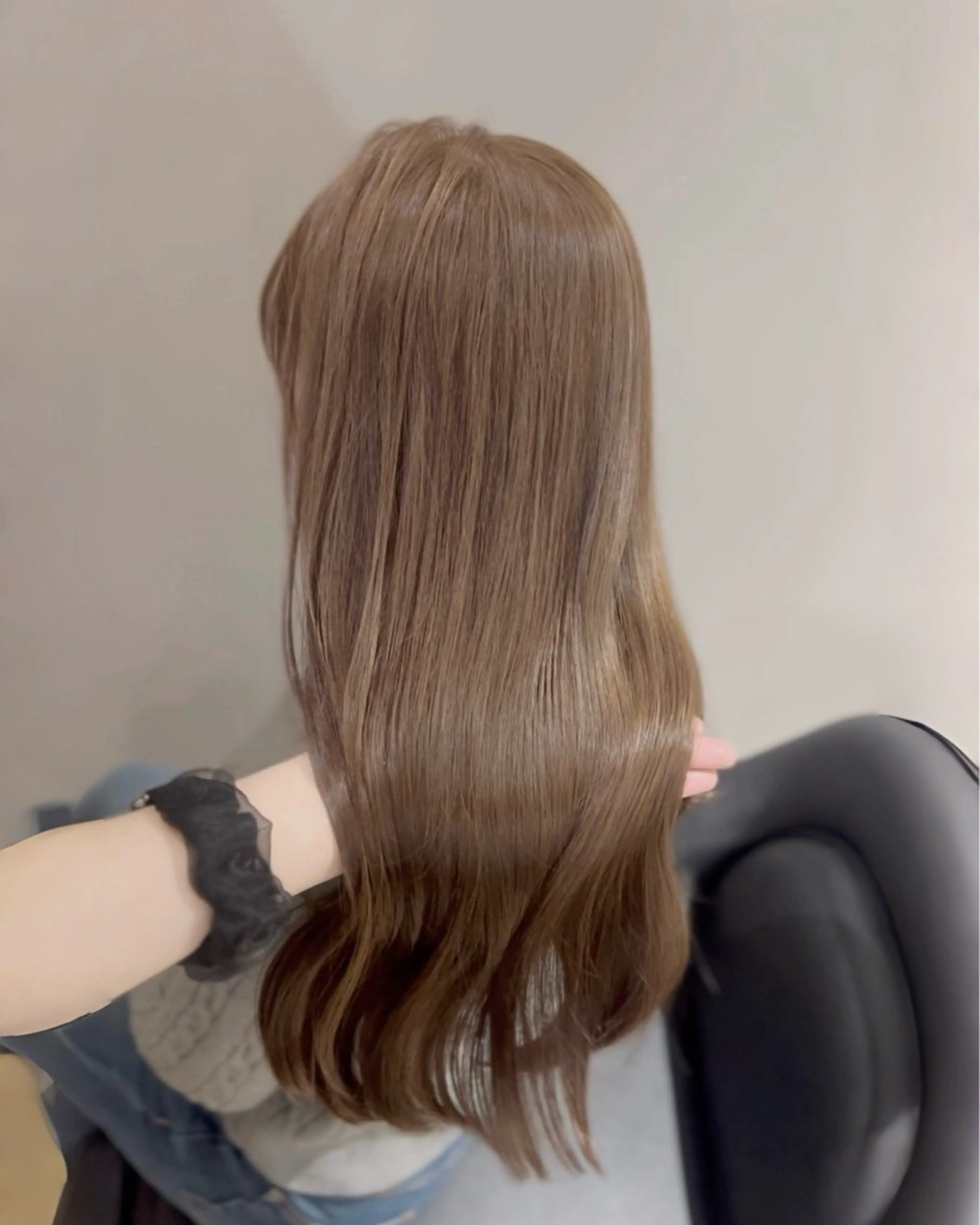 ロング カラー パーマ アッシュ アッシュグレー アッシュグレージュ ベージュカラー ブリーチ カット ヘアカラー トリートメント akira｜ 透明感ベージュ｜梅田のヘアスタイル