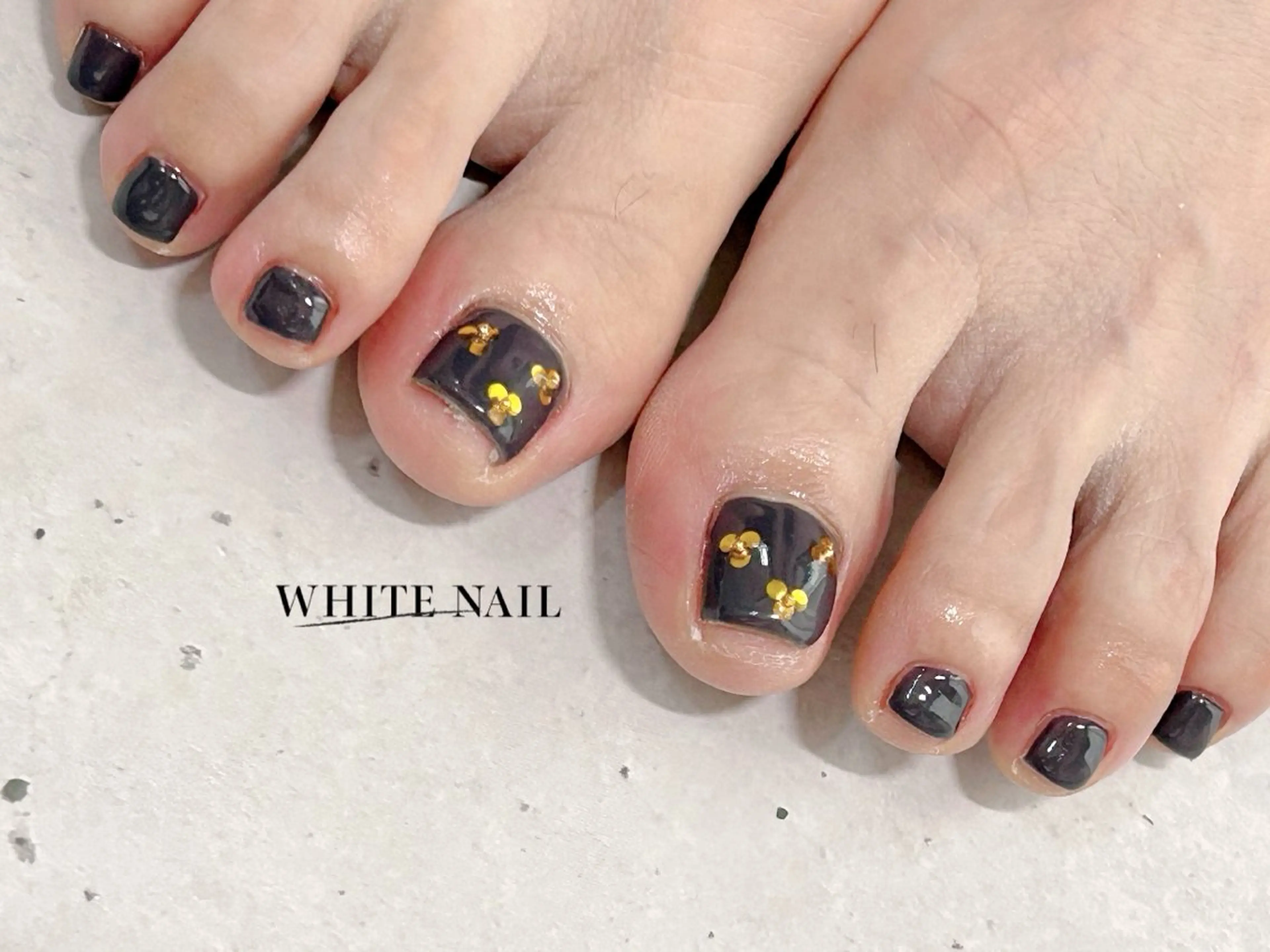 ネイル シンプルネイル フットネイル WHITE NAIL ホワイトネイルのネイルデザイン