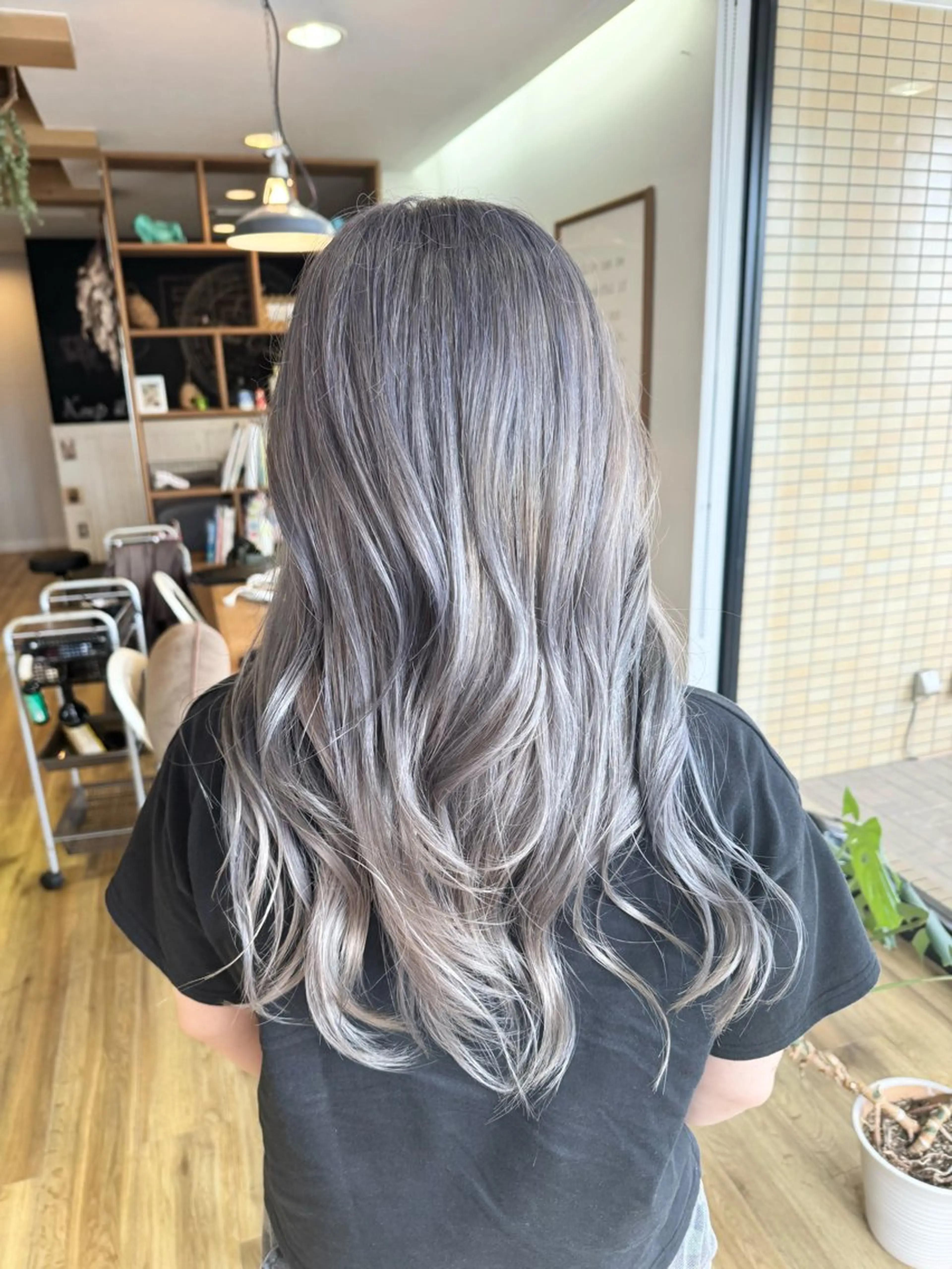 ロング カラー ブリーチ ラベンダーカラー ヘアカラー トリートメント ツキダテ ユイのヘアスタイル