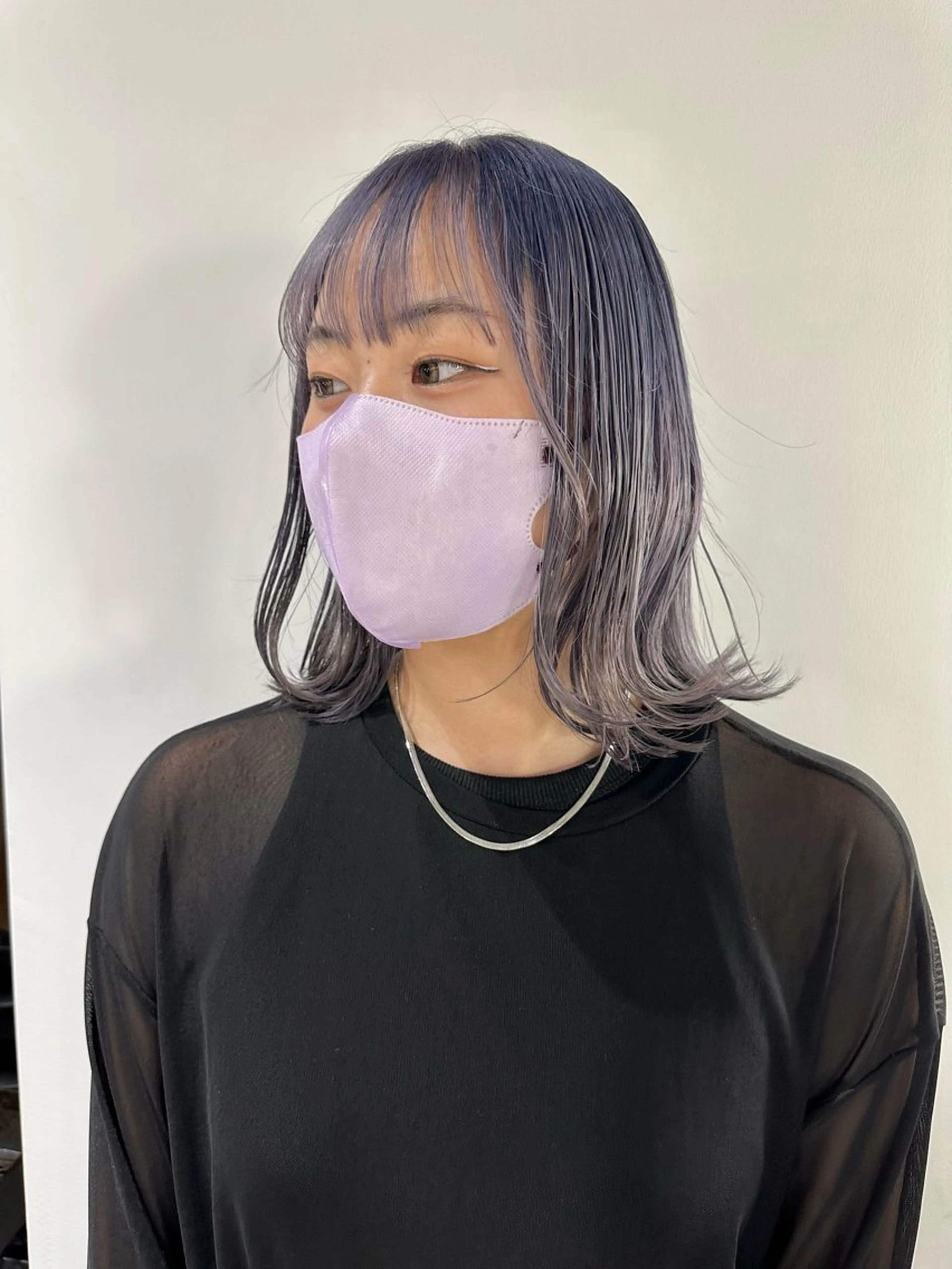 ミディアム カラー ブリーチ パープルカラー シルバー ボブ 外ハネヘア 篠崎 佑季のヘアスタイル