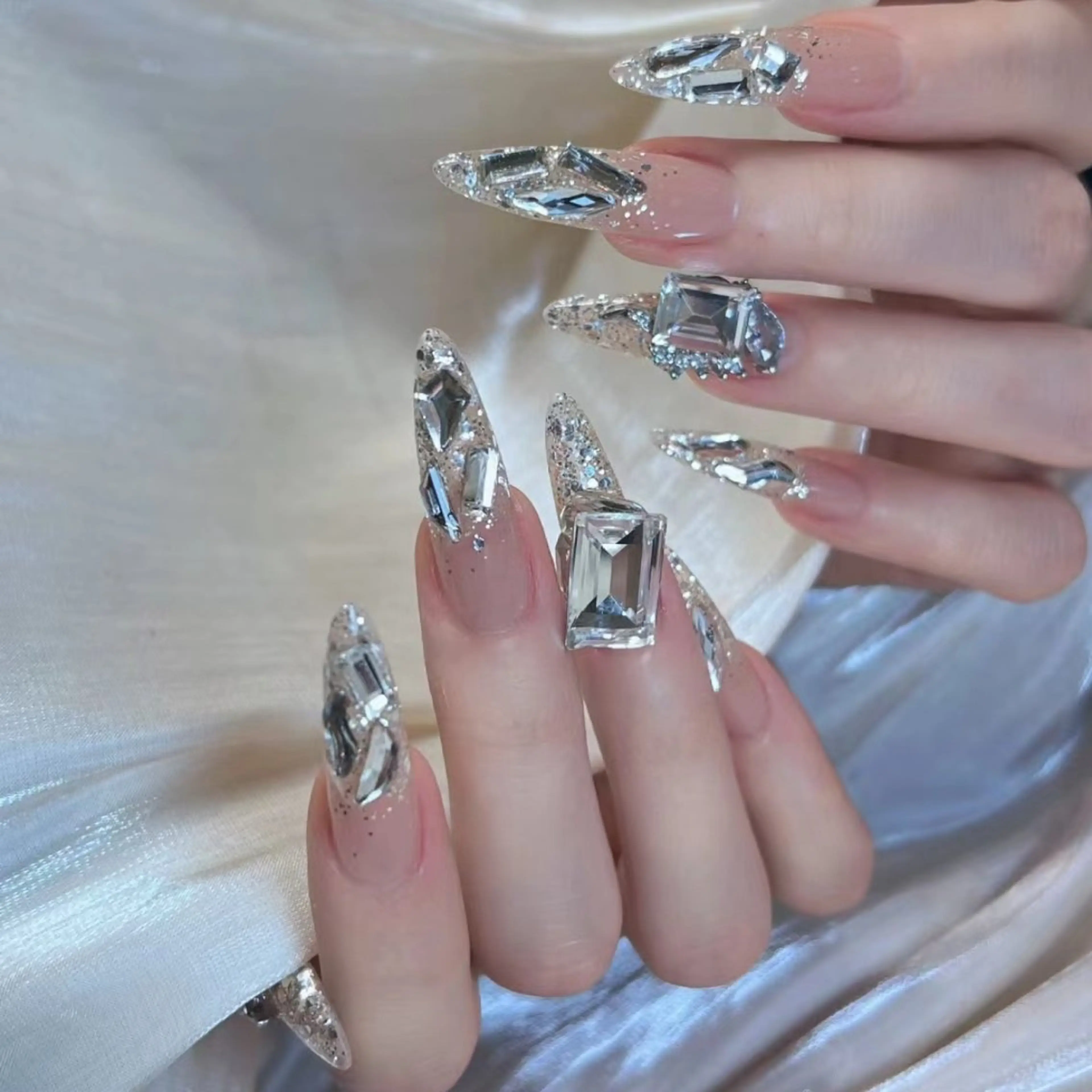 ネイル キラキラネイル ストーンネイル ネイルチップ ハンドネイル ネイリストゆか💅 長さだし、深爪矯正のネイルデザイン