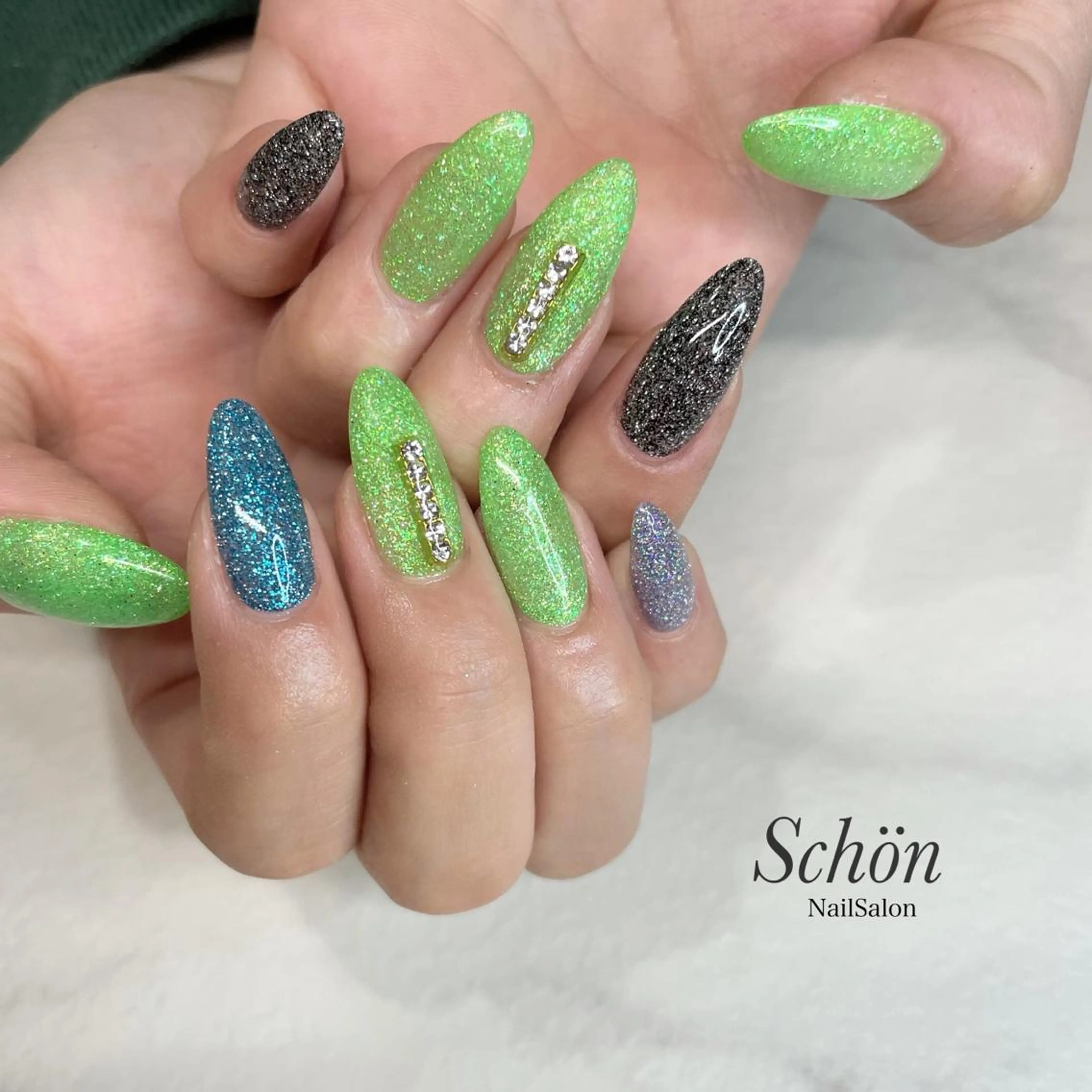ネイル ストーンネイル ハンドネイル Schön NailSalon所属・Schön NailSalonのネイルデザイン